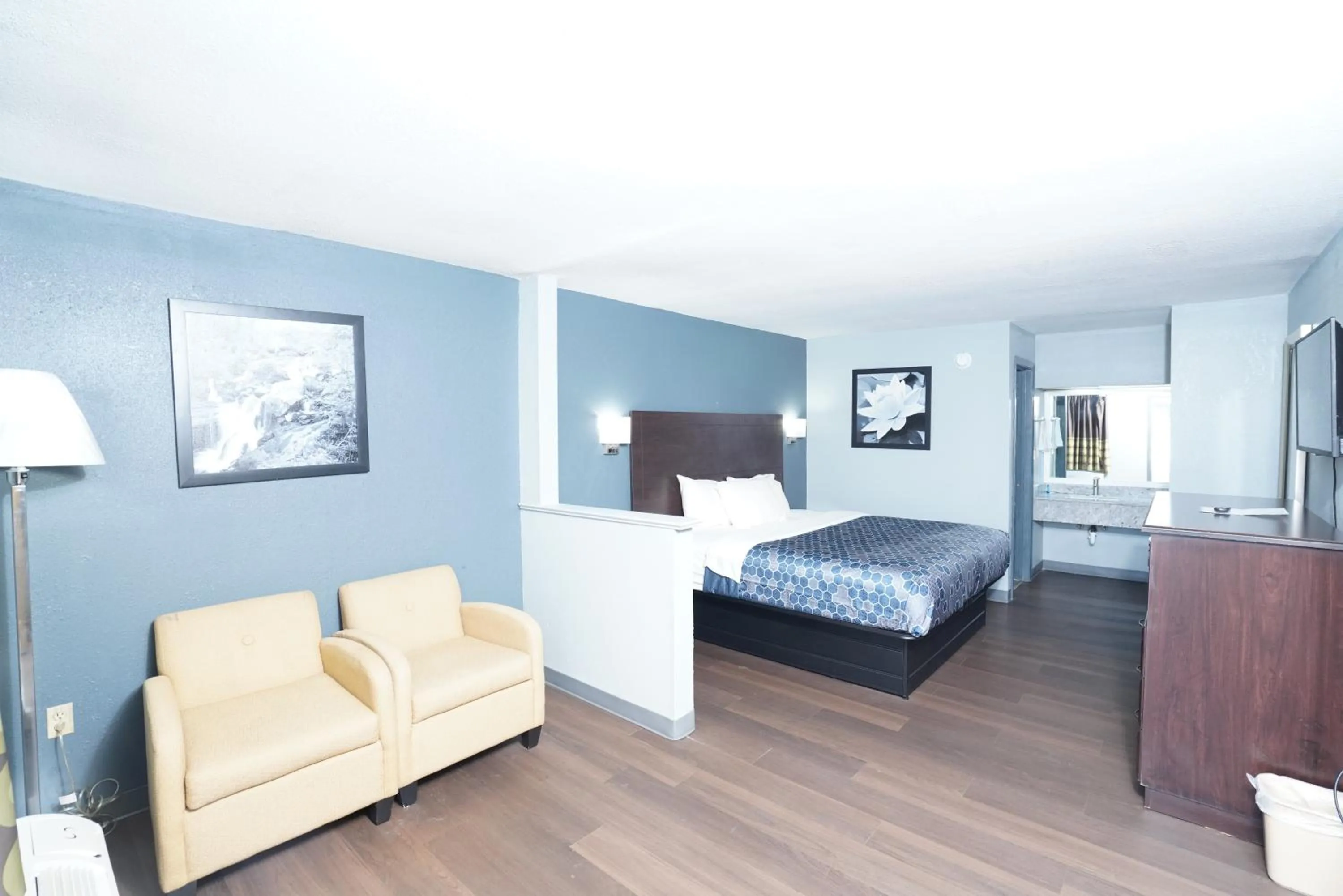 Photo of the whole room, Bed in Red Carpet Inn & Suites