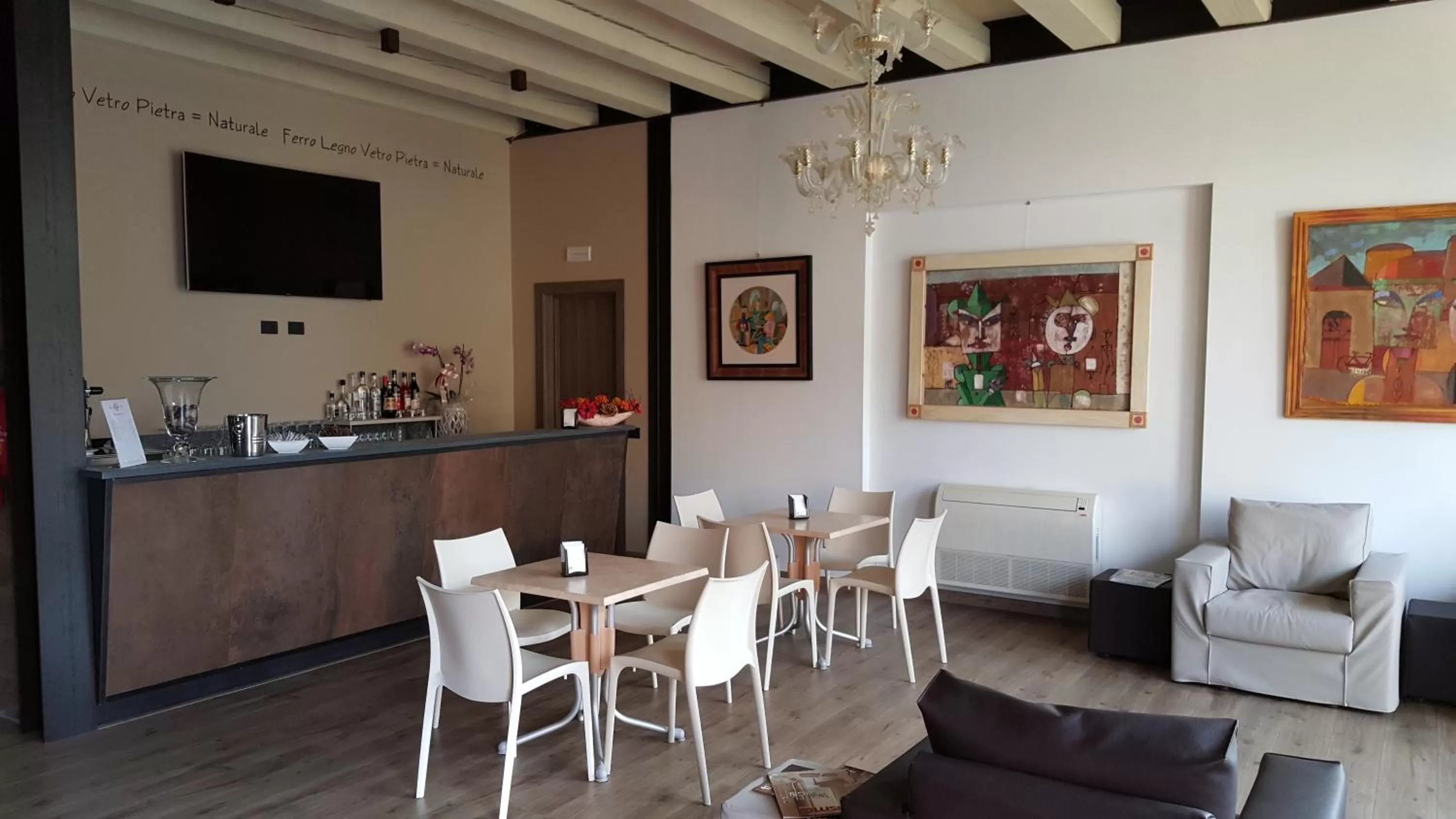 TV and multimedia in Luna Residence Hotel