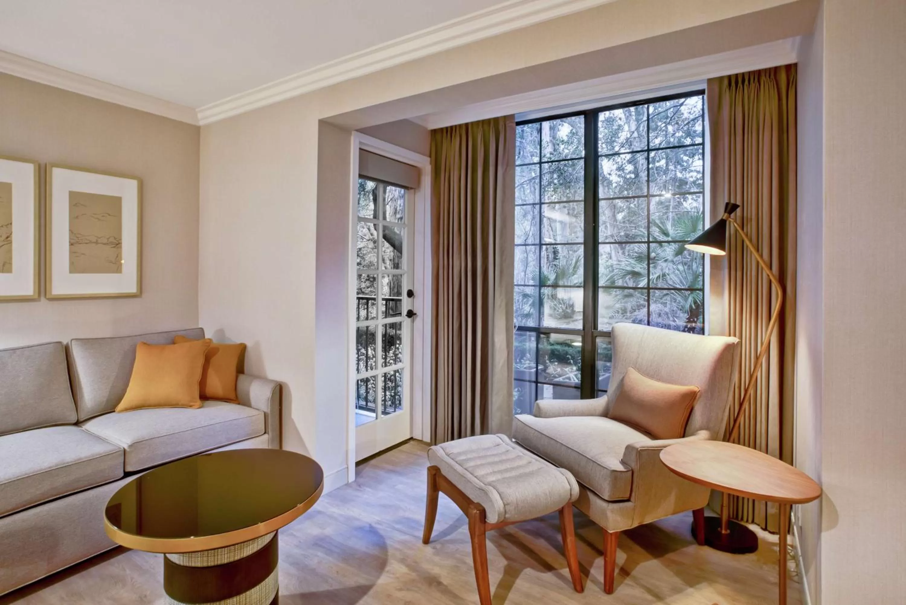 Living room in The Inn at Saratoga, Tapestry Collection by Hilton