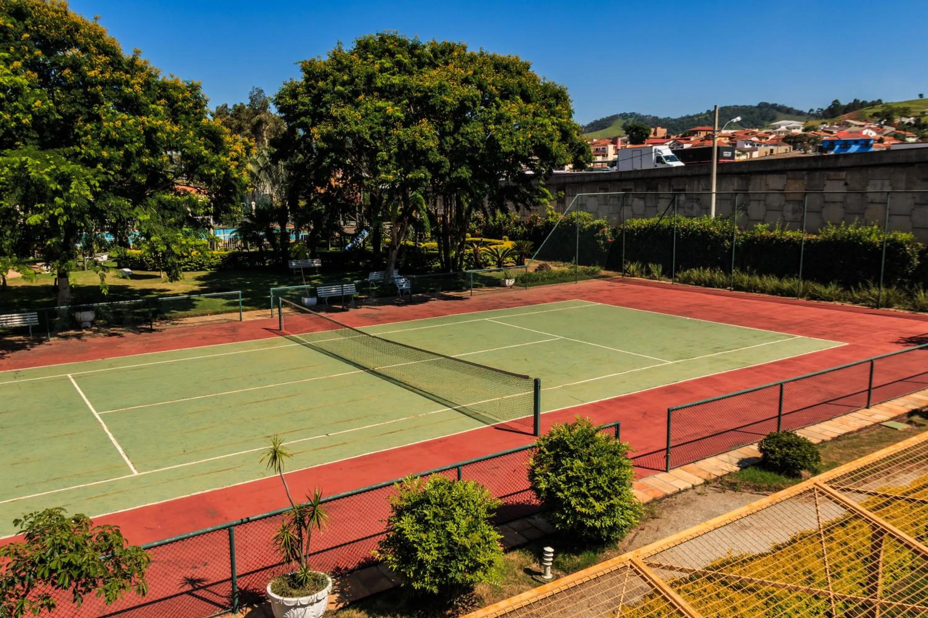 Tennis court in Marques Plaza Hotel