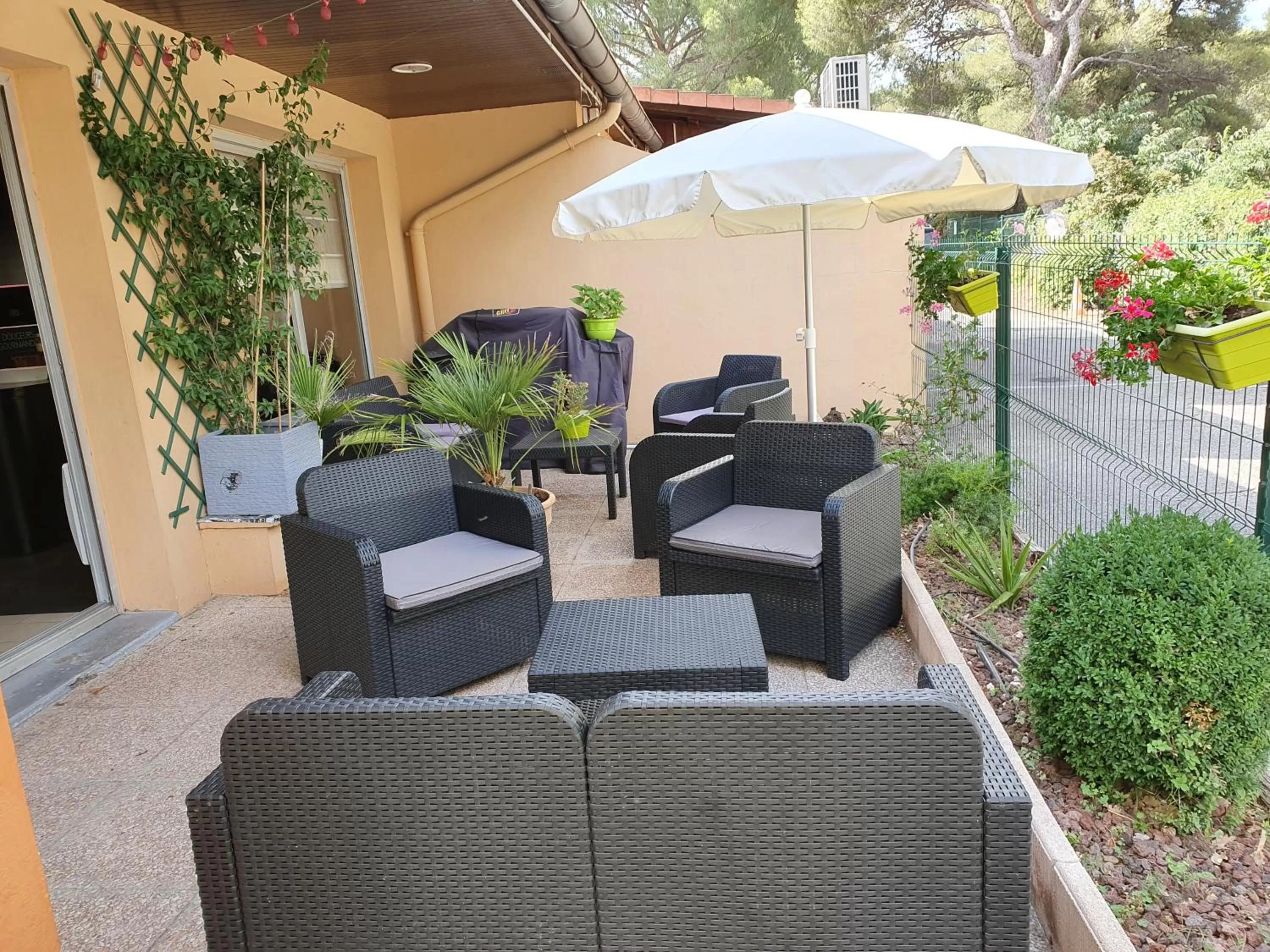 Patio in Kyriad Direct Marseille Ouest - Martigues