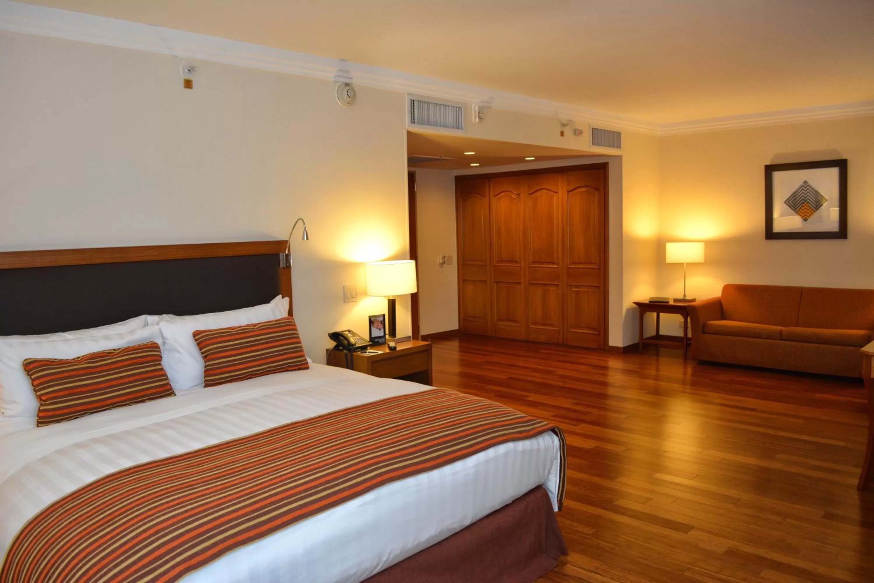 Photo of the whole room, Bed in Hotel Intercontinental Cali by IHG