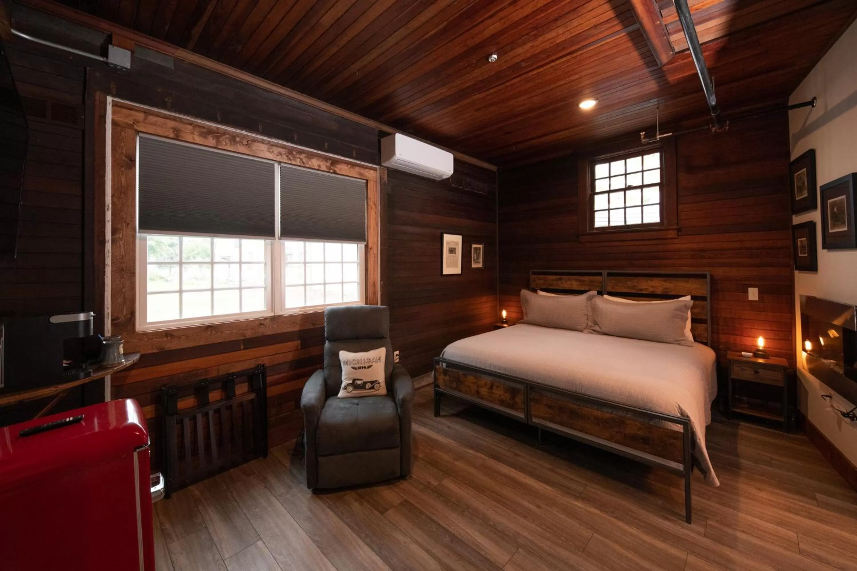 Bedroom, Bed in Cartier Mansion