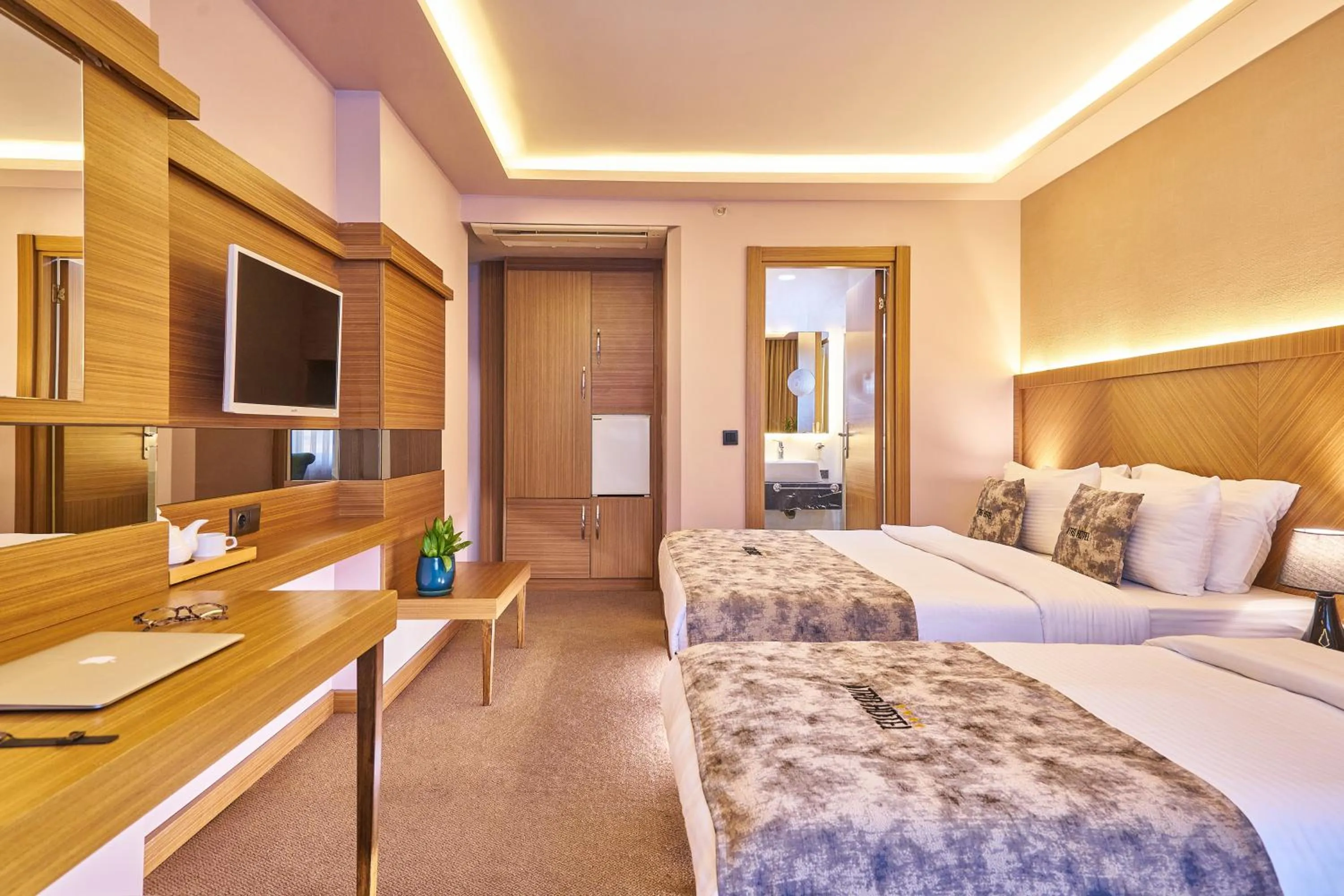 Photo of the whole room, Bed in Atro Hotel