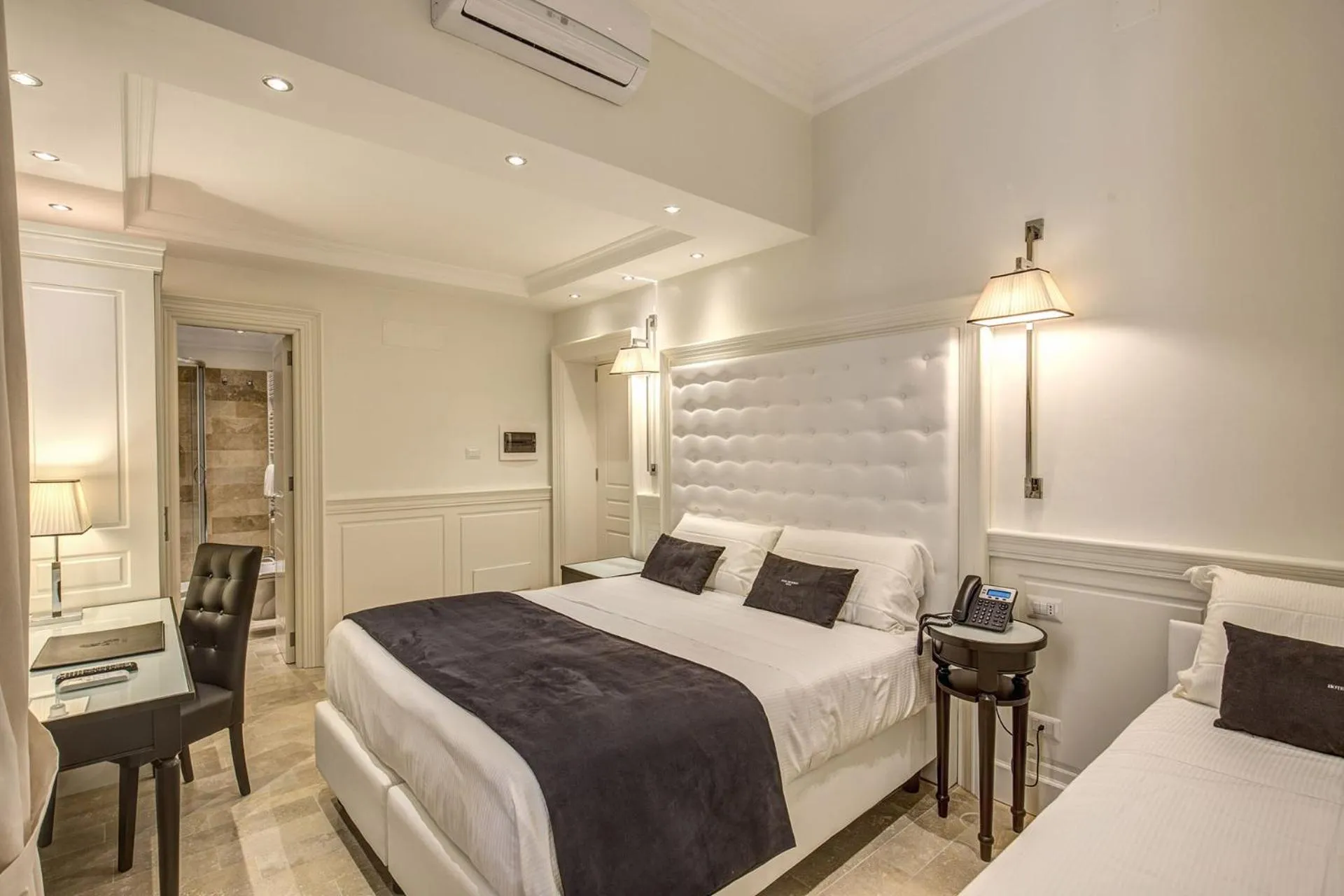 Photo of the whole room, Bed in Hotel dei Quiriti Suite