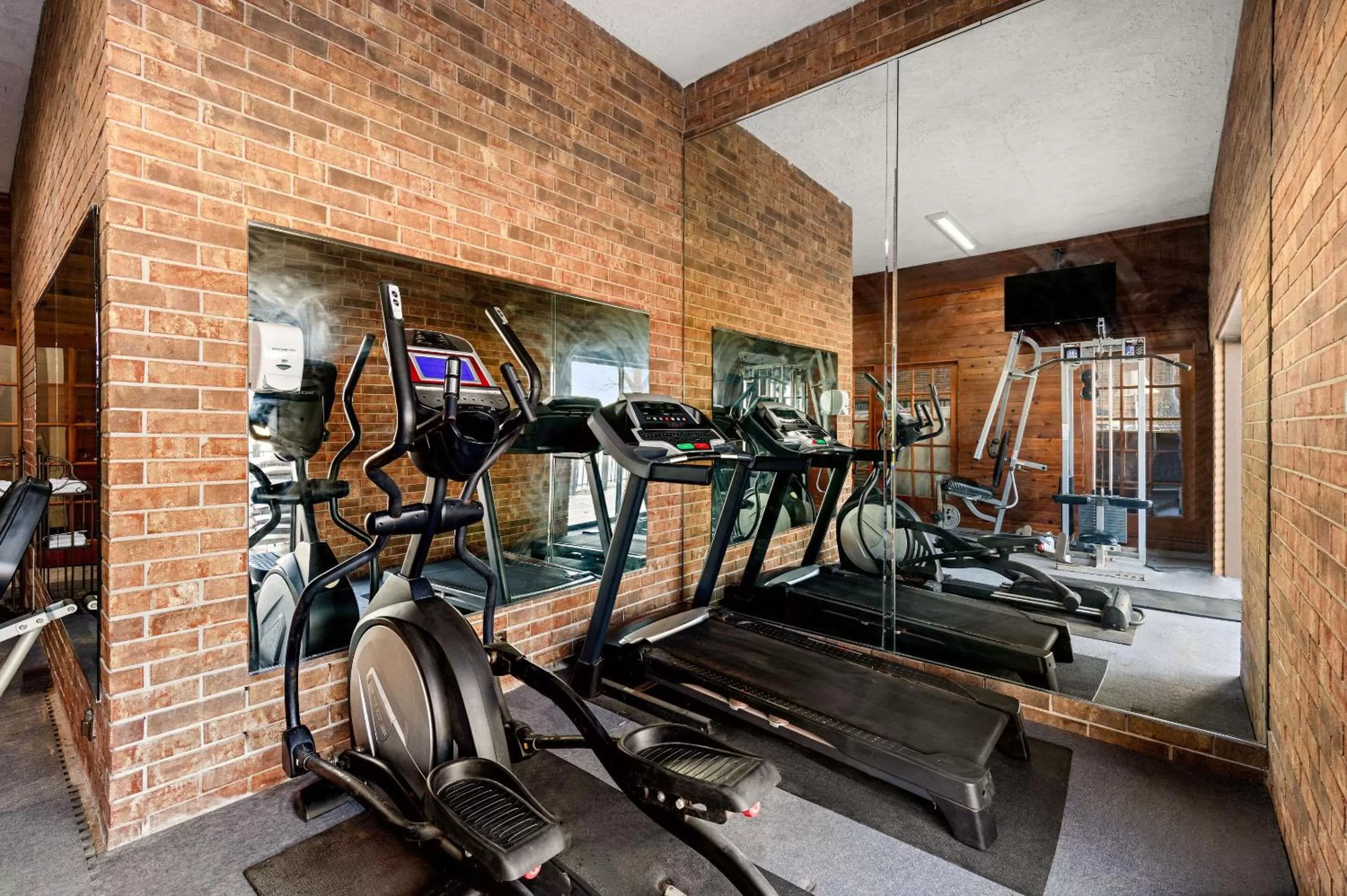 Fitness centre/facilities in Suburban Studios Kansas City Airport North