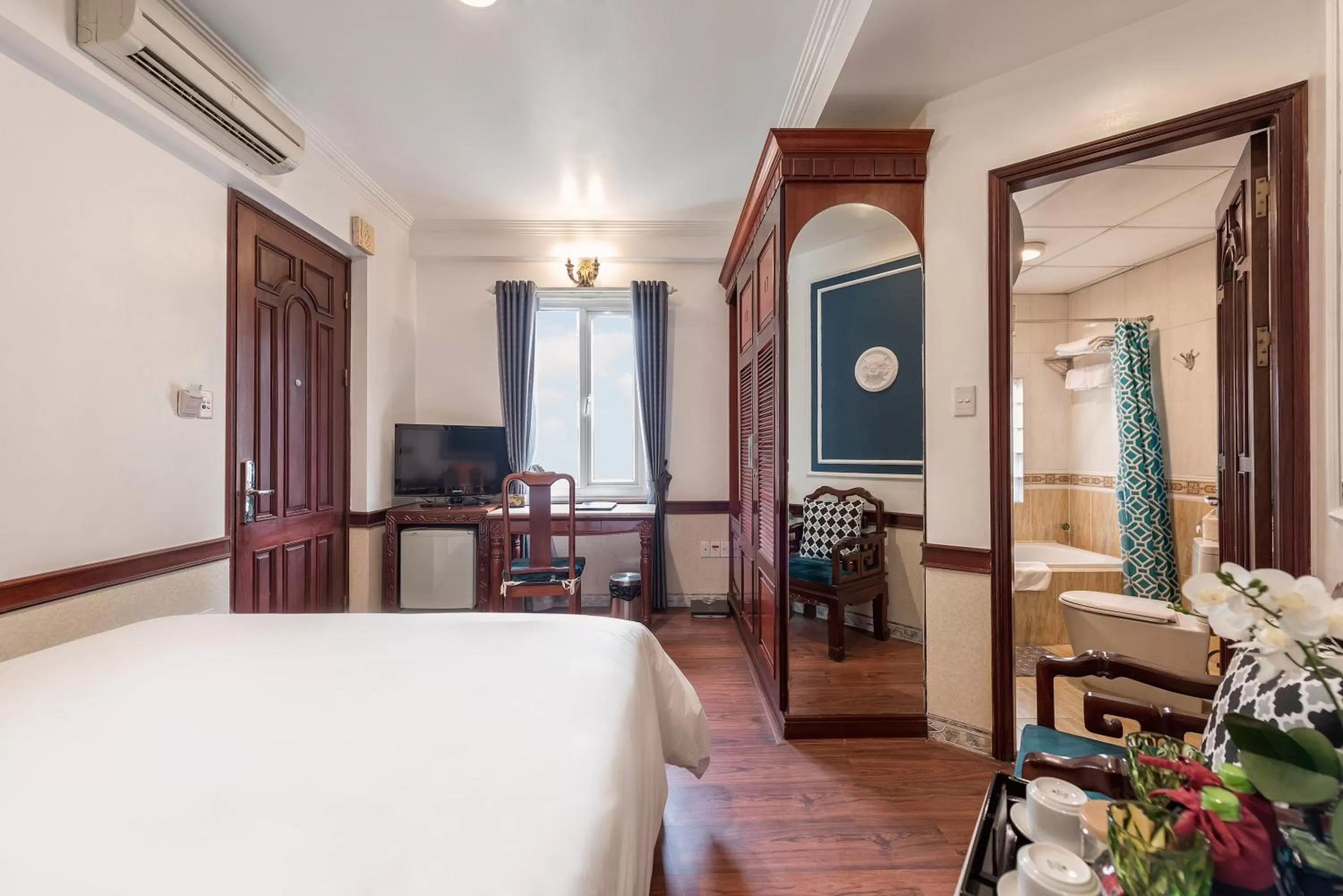 Living room, Bed in Prince II Hotel