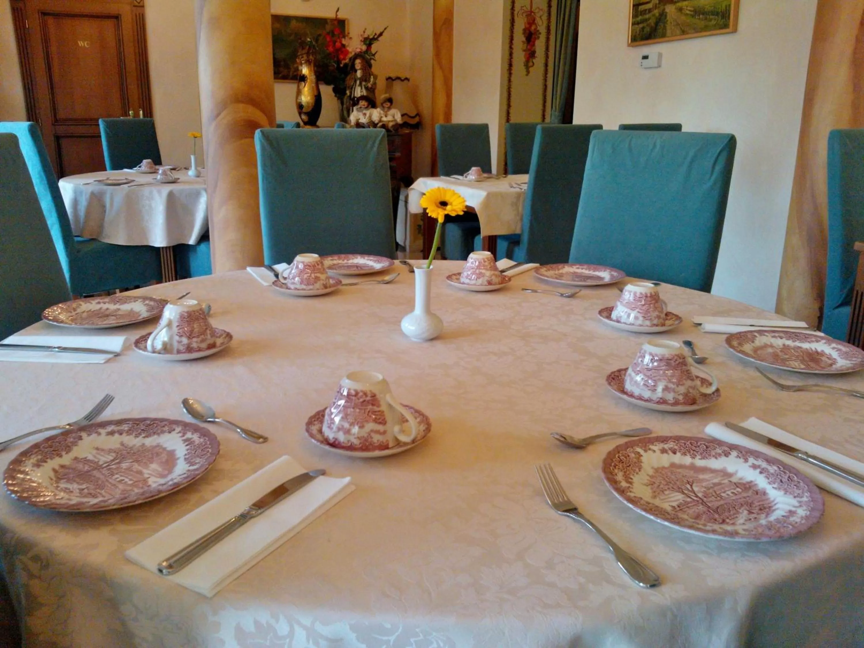 Restaurant/places to eat in Hotel Nosal