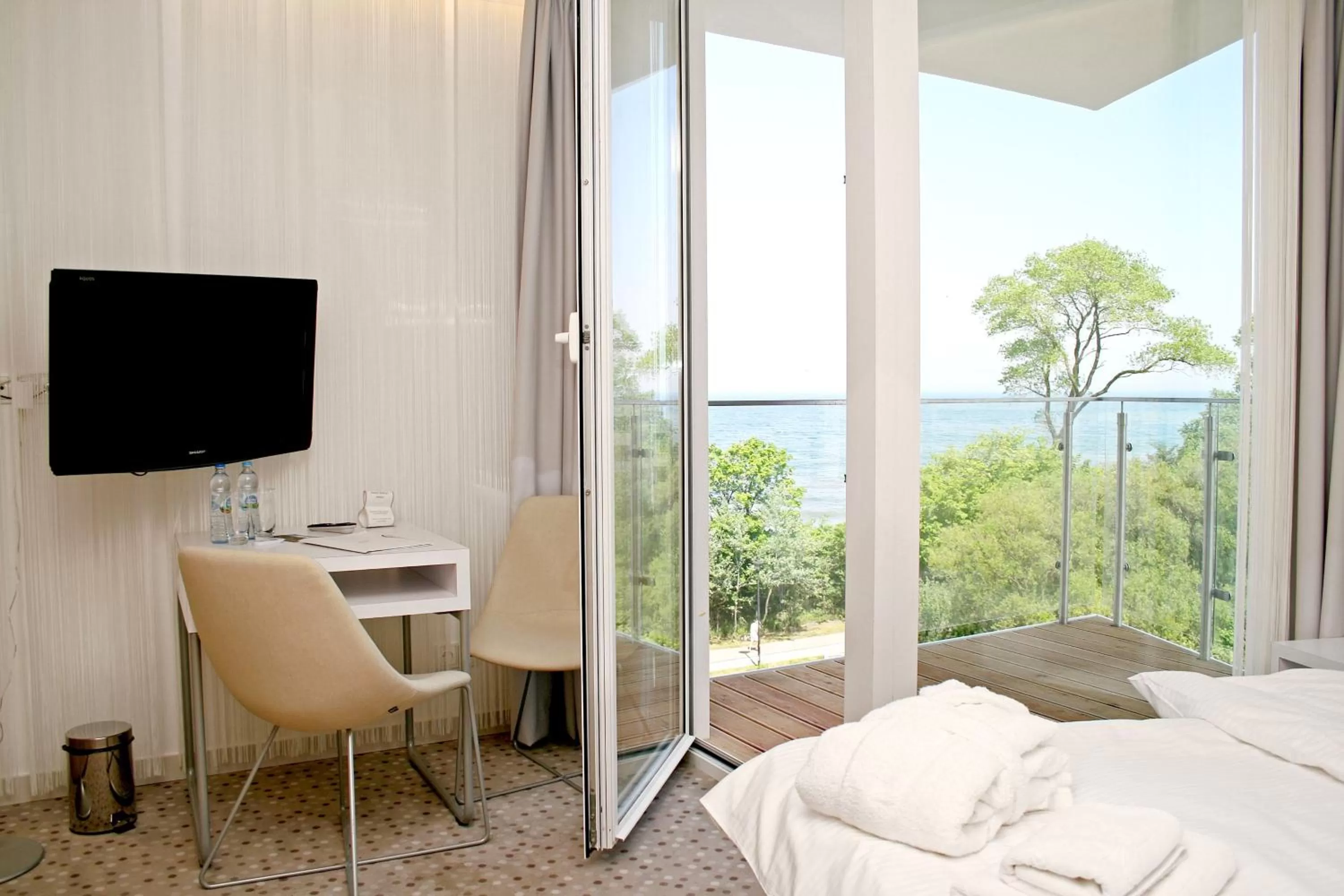 Sea view, Bed in Ultra Marine by Zdrojowa