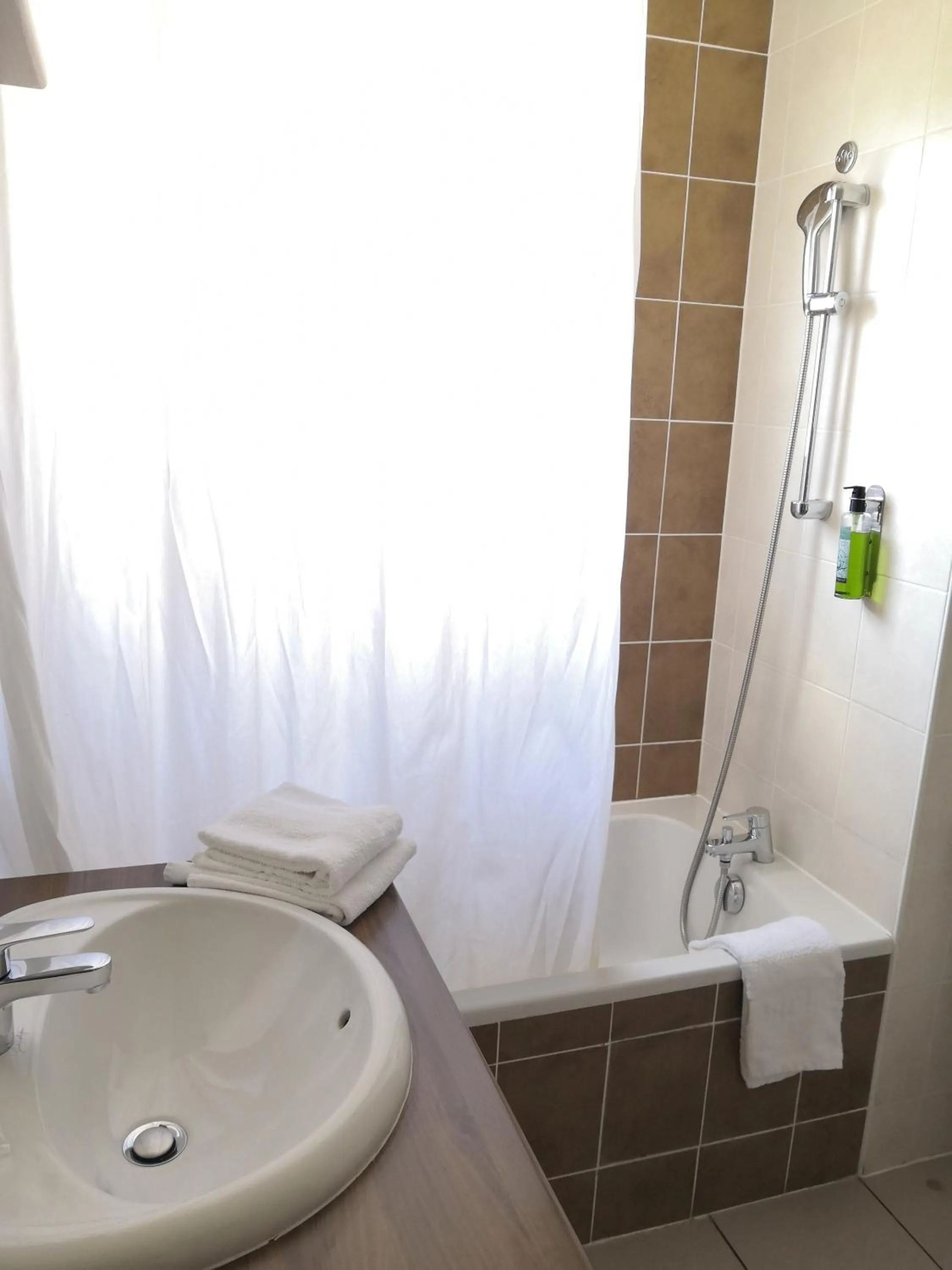 Bathroom in Lagrange Aparthotel Toulouse Saint-Michel