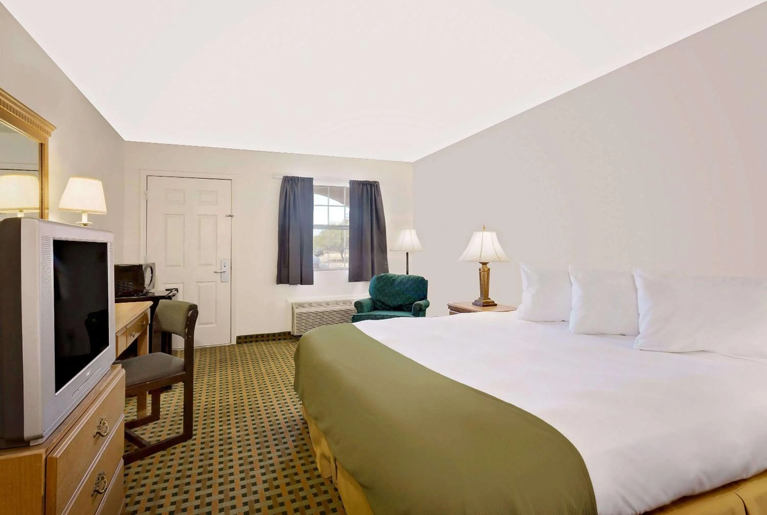 Photo of the whole room, Bed in Silver Queen Inn