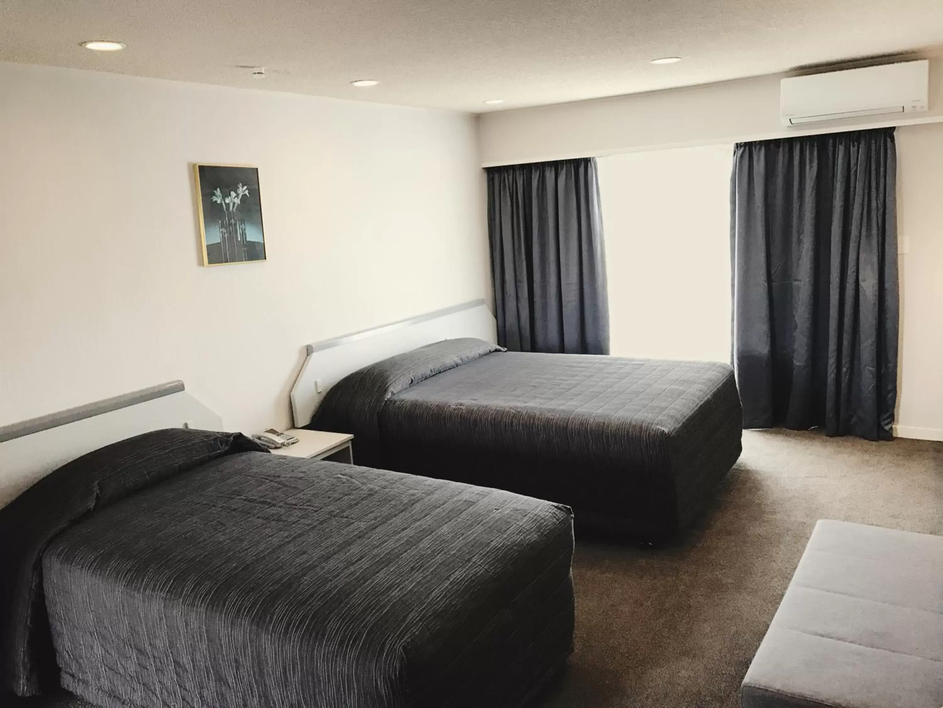 Standard Twin Room in The Village Inn Hotel Standard Twin Room in The Village Inn Hotel