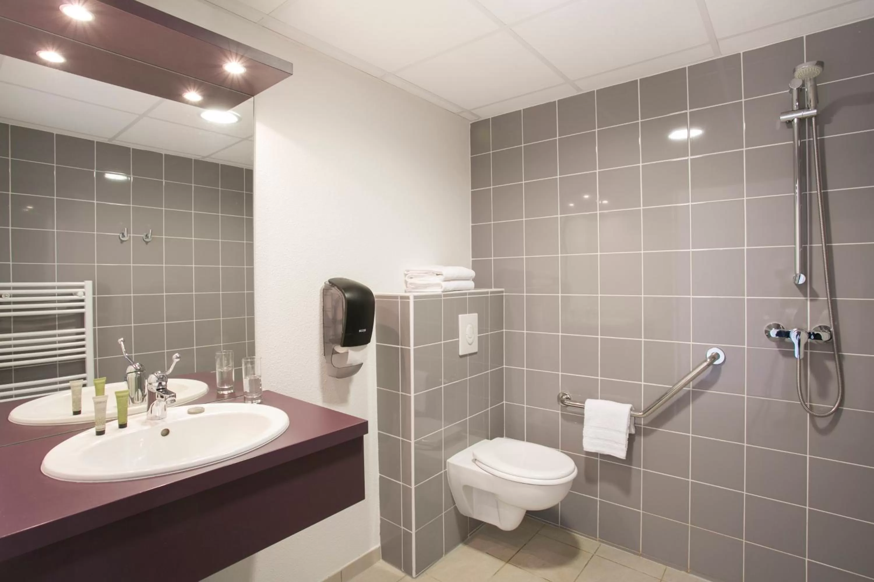 Bathroom in Zenao Appart'hôtels Troyes