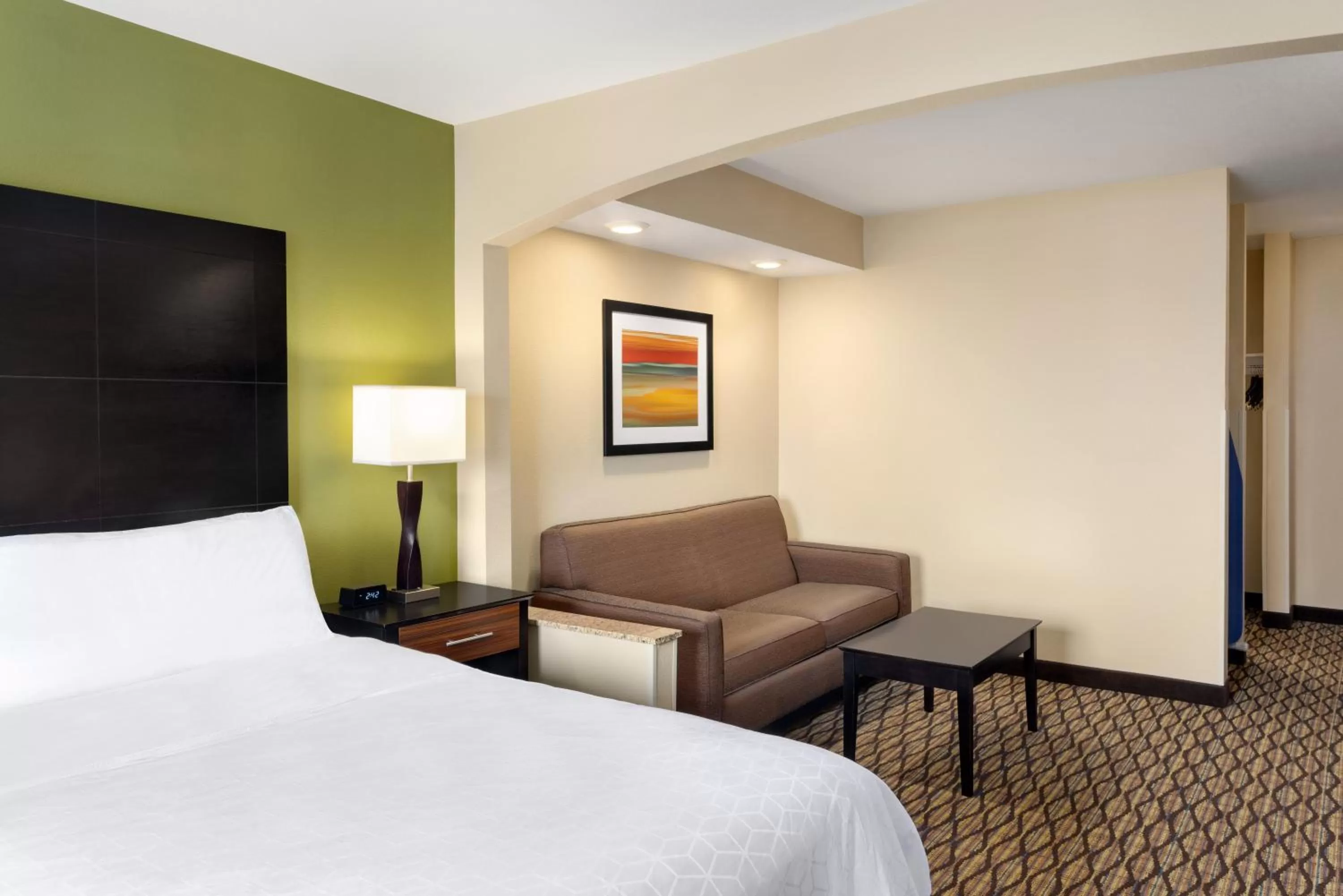 Bedroom, Bed in Holiday Inn Express Hotel & Suites Edmond by IHG