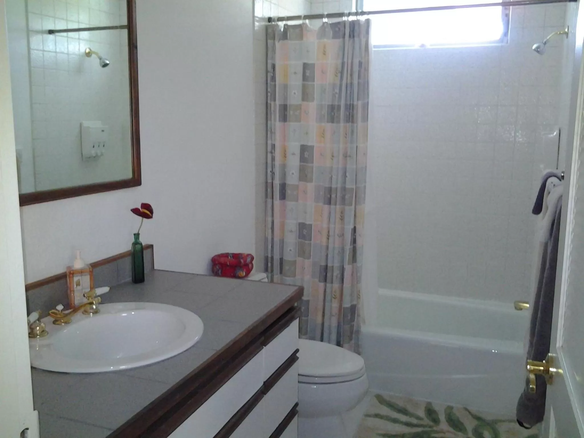 Bathroom in Lava Tree Tropic Inn