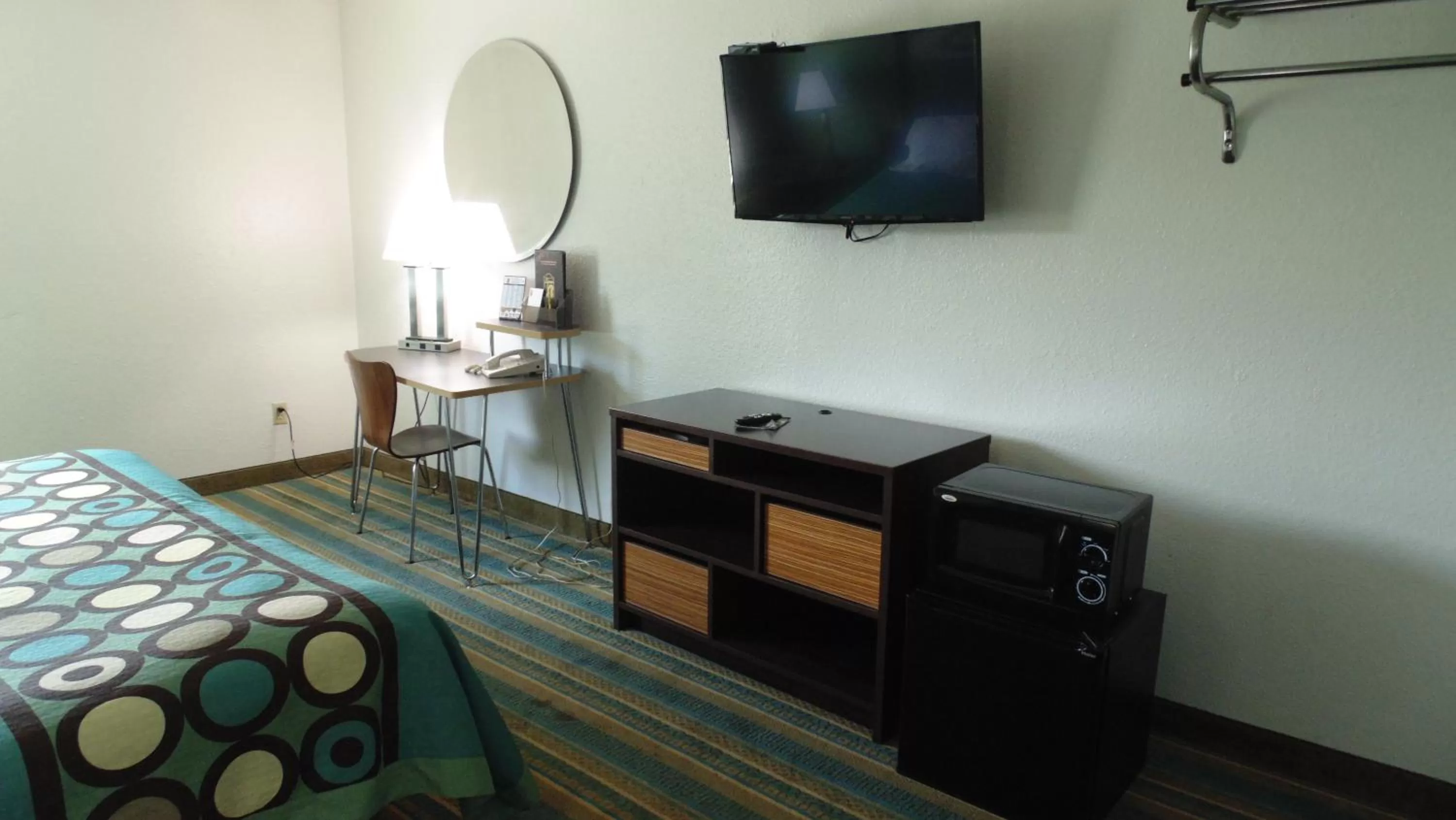 TV and multimedia, Bed in Super 8 by Wyndham Sapulpa/Tulsa Area