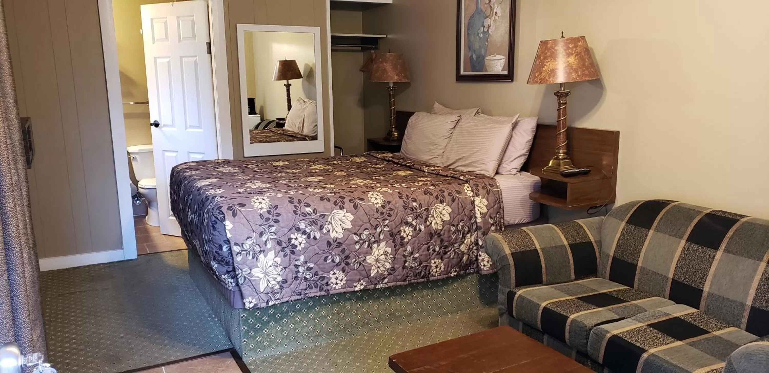 Bed in Malahat Bungalows Motel