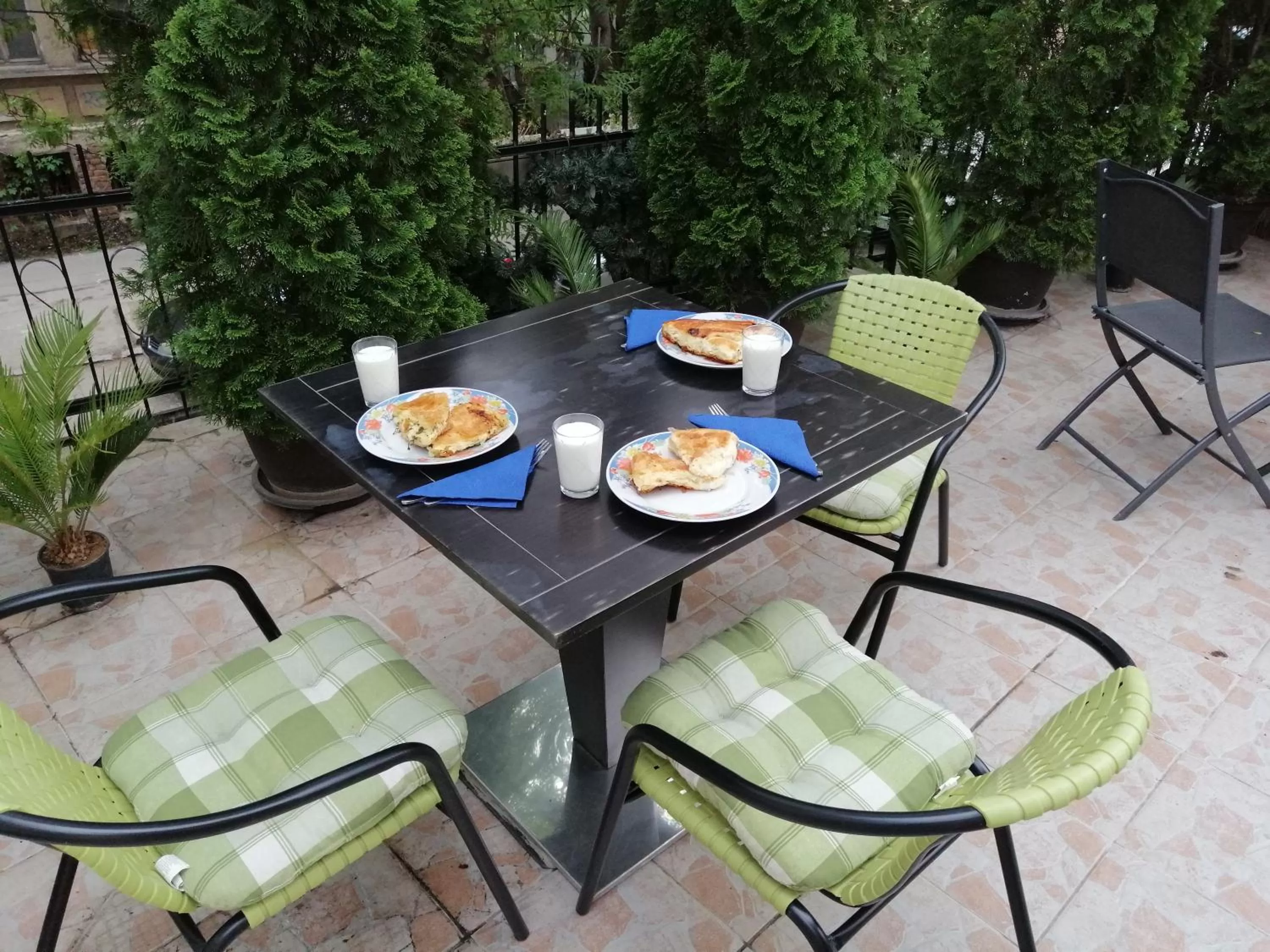 Food and drinks in Guest House GOLDEN COIN