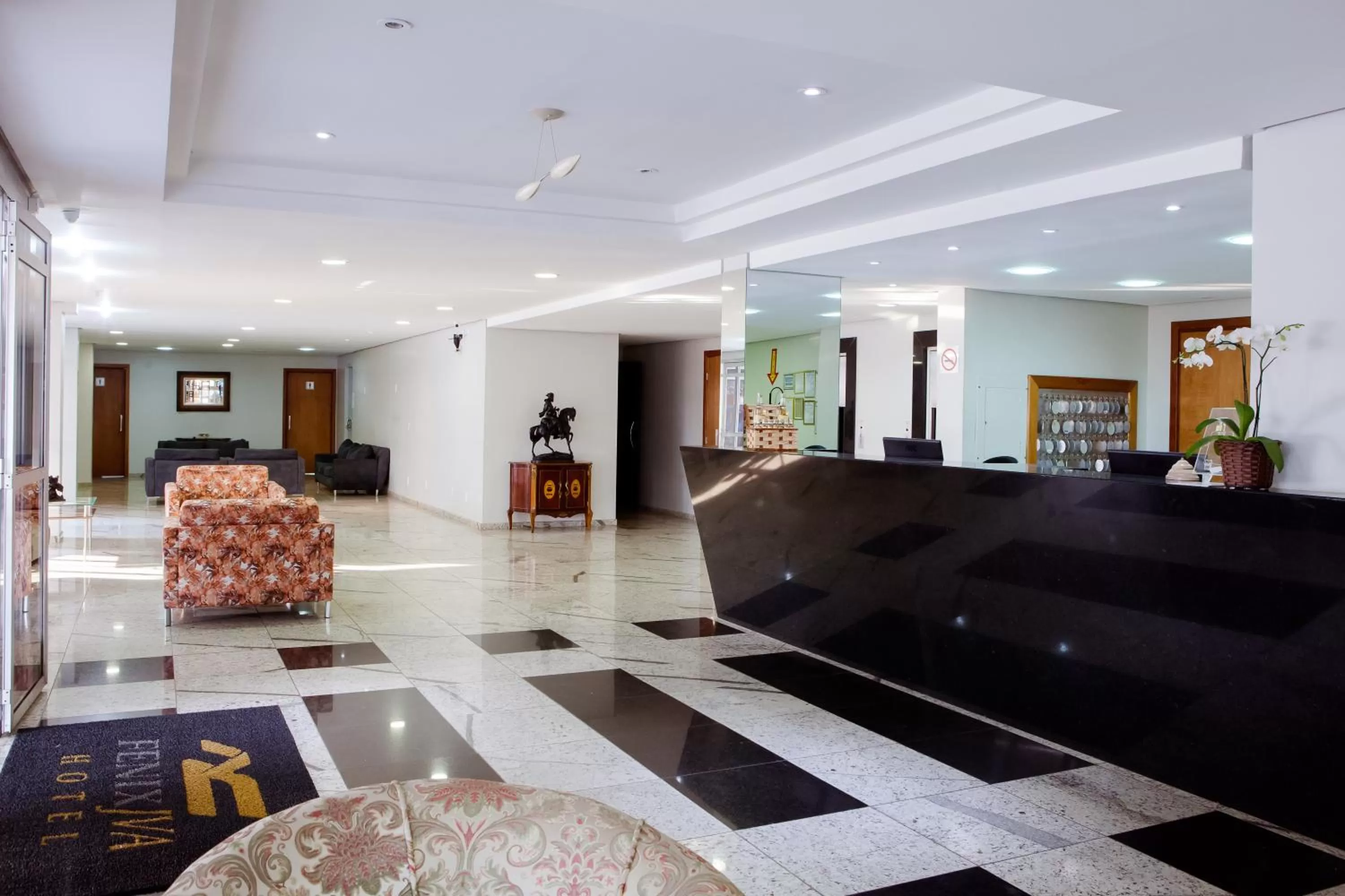 Communal lounge/ TV room in JVA Fenix Hotel