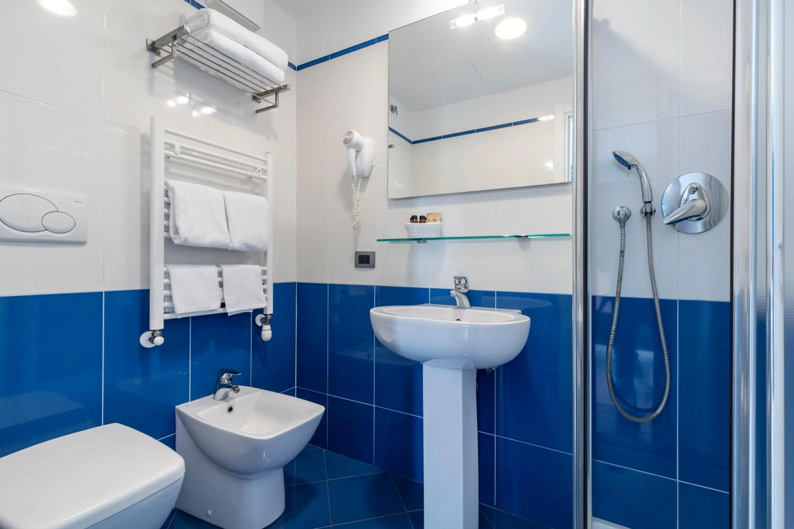 Shower in Hotel Sorriso