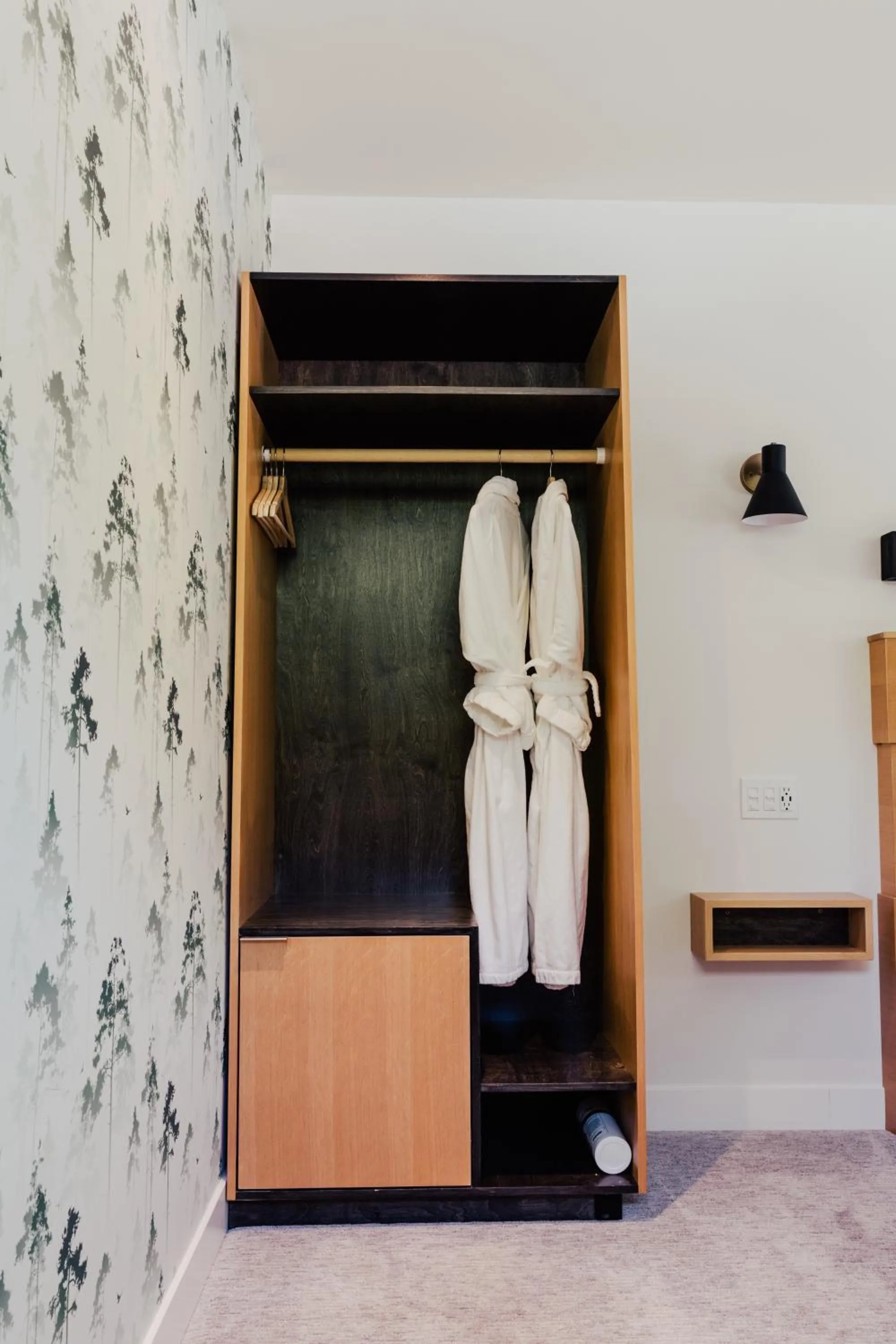 wardrobe in Pluvio restaurant and rooms