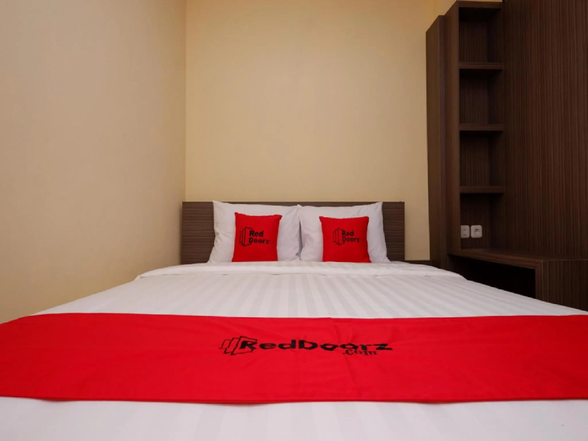 Bedroom, Bed in RedDoorz Plus near Paragon Mall Semarang