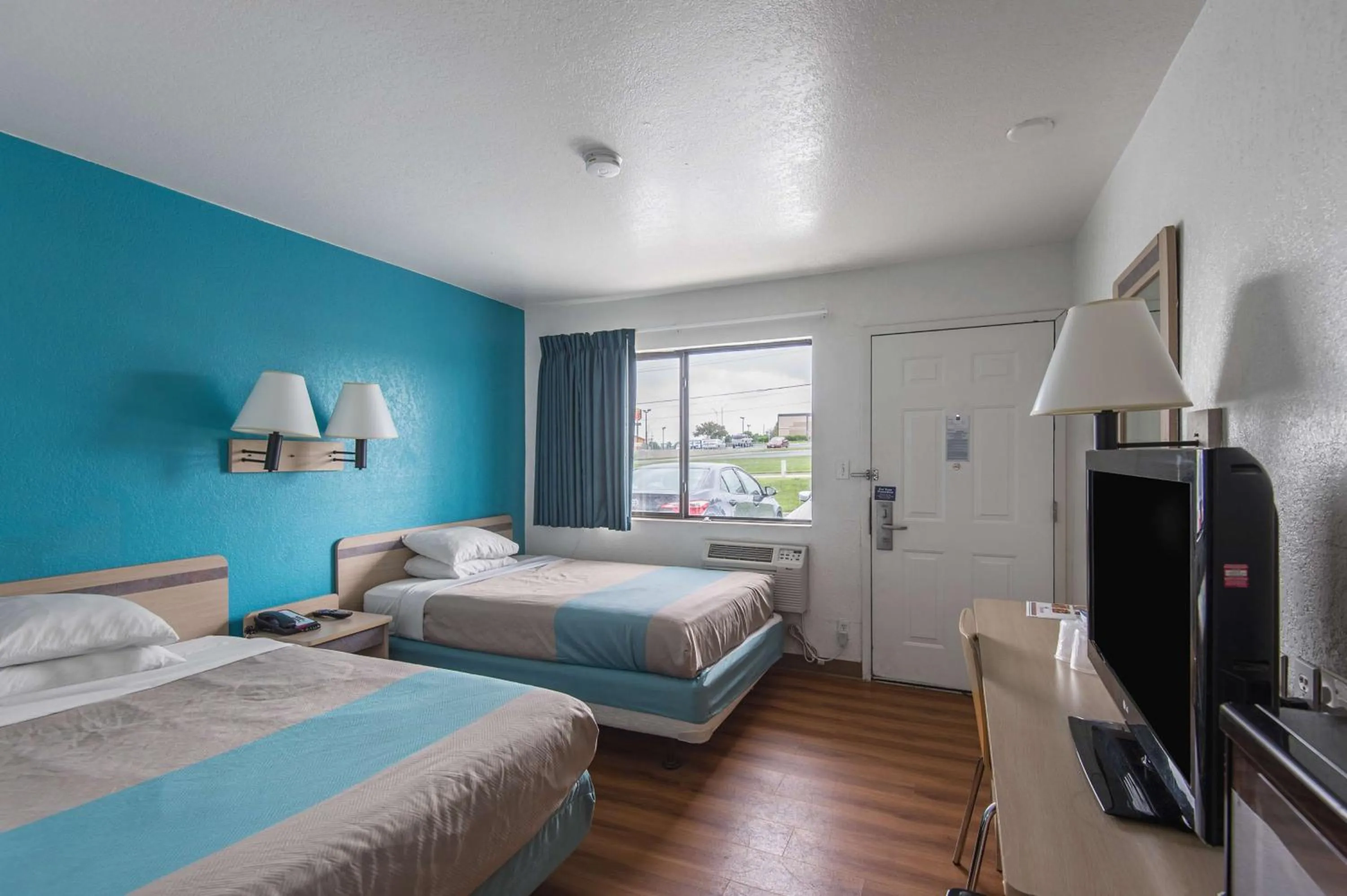 Photo of the whole room, Bed in Motel 6 Kansas City, MO - Airport