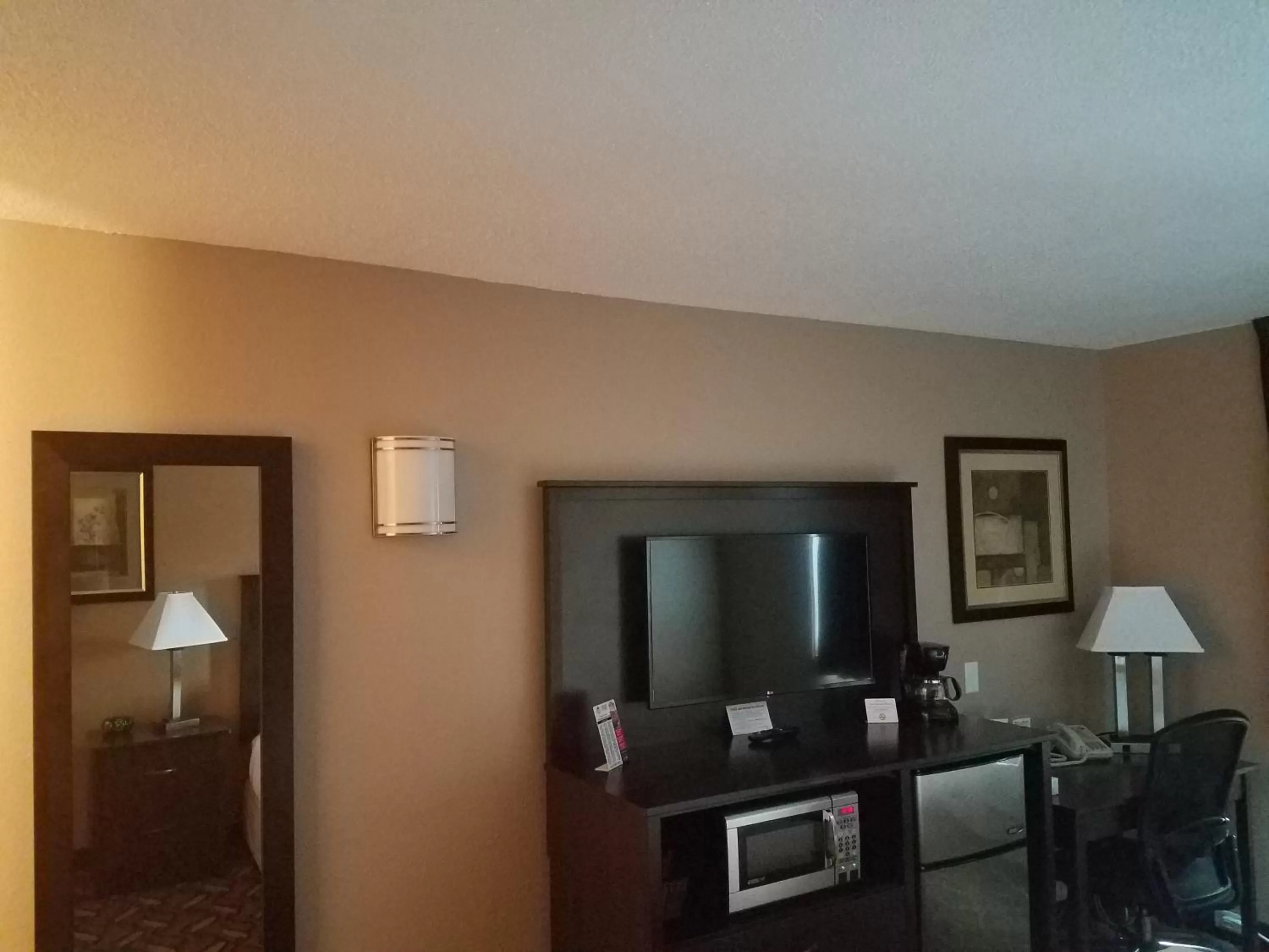TV and multimedia in Americas Best Value Inn and Suites Bismarck