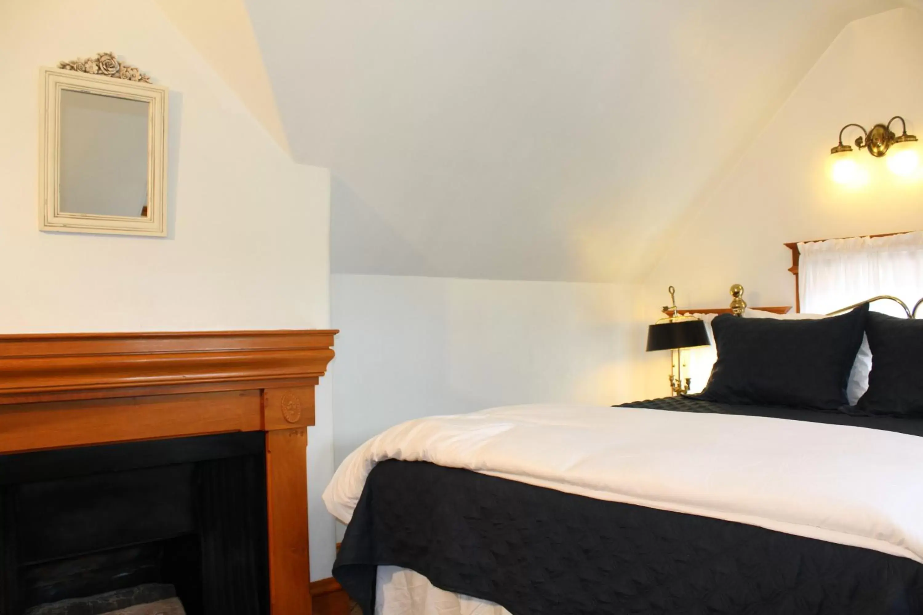 Queen Room in Pacific Grove Inn Queen Room in Pacific Grove Inn