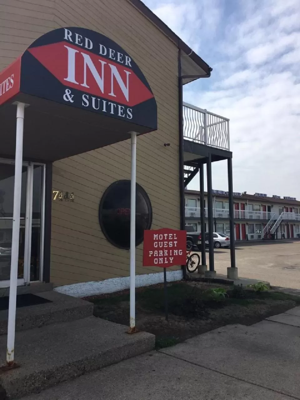 Property Building in Red Deer Inn & Suites