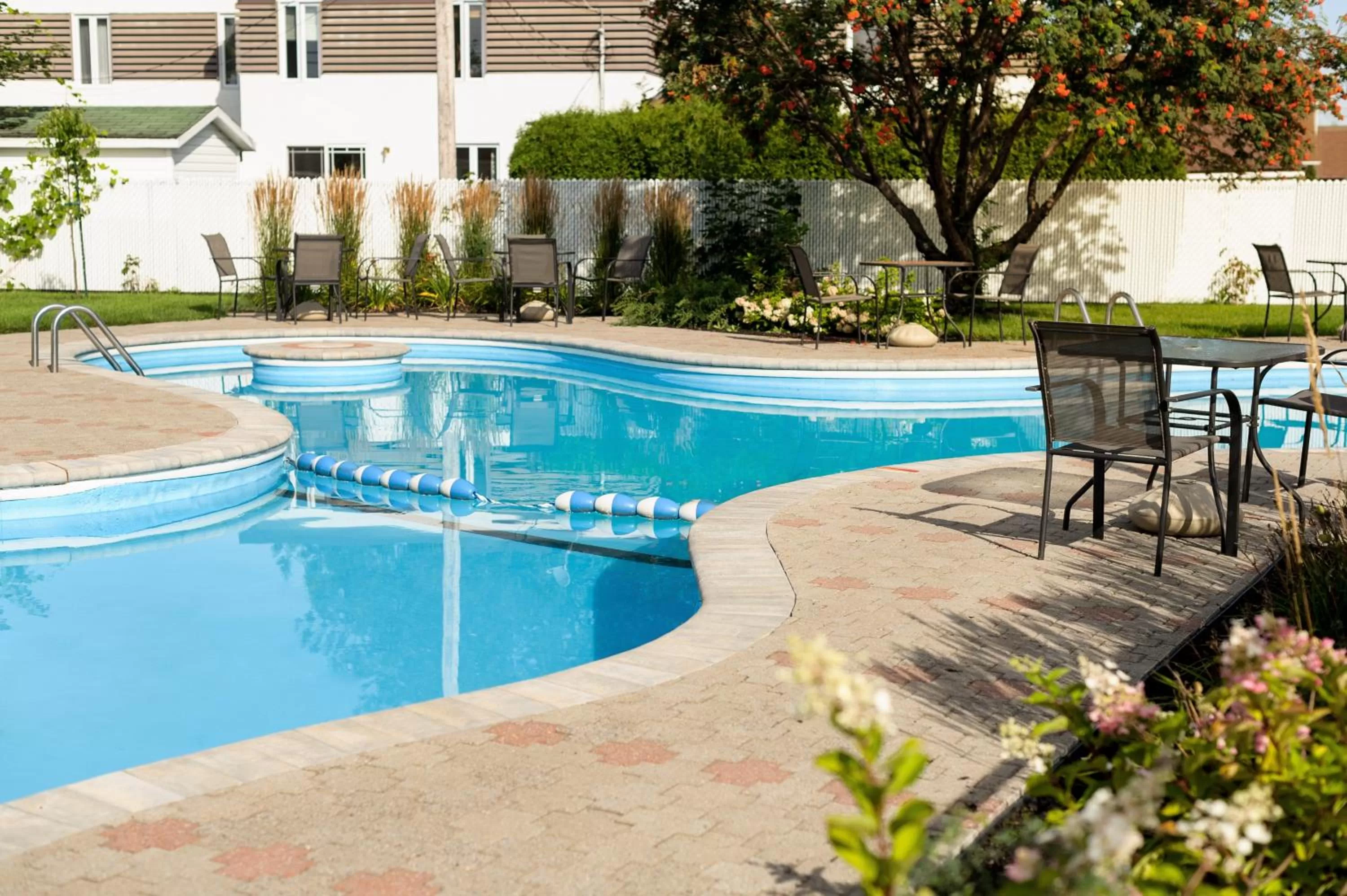 Swimming pool in Hotel Le Montagnais