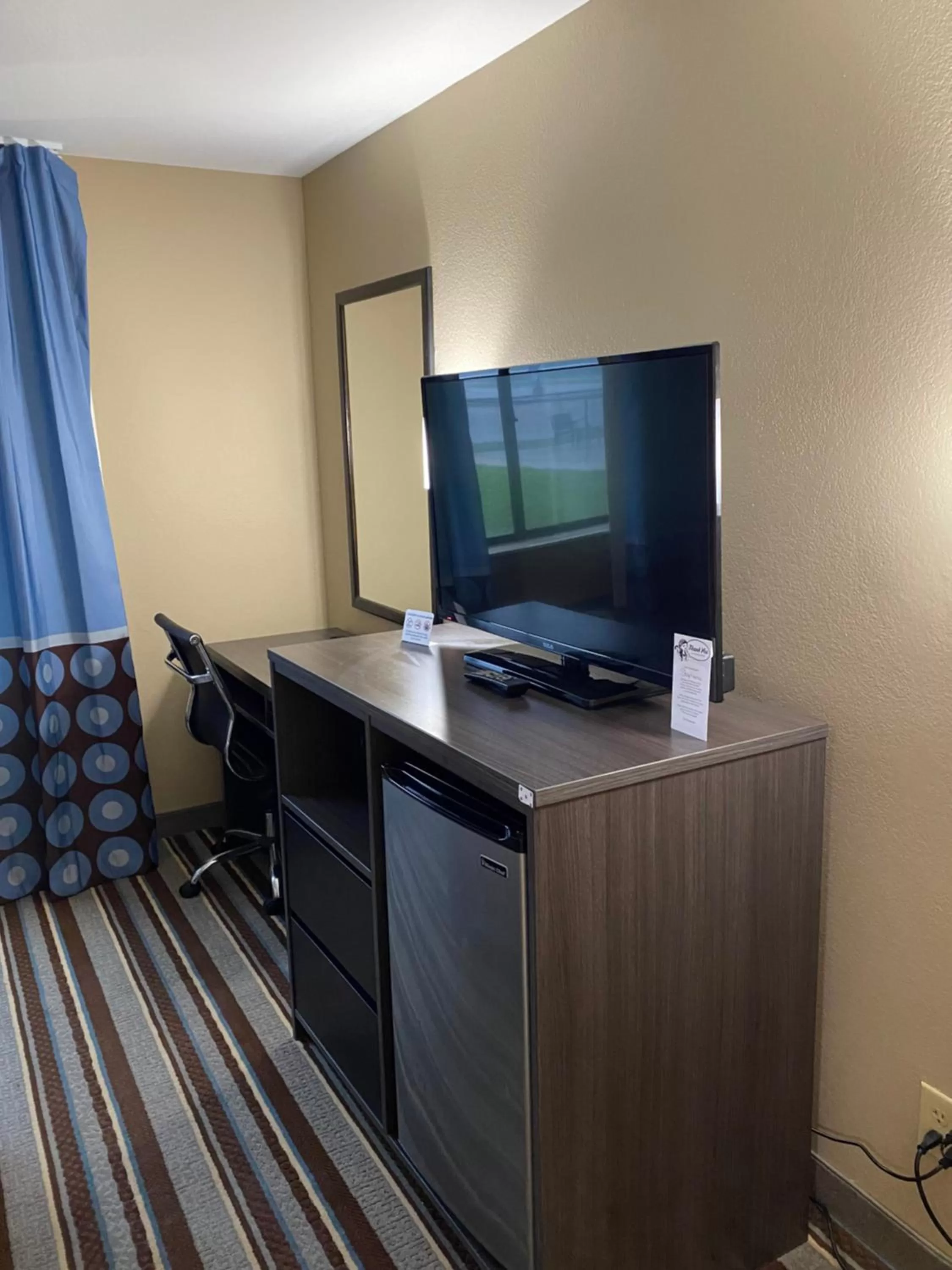 TV and multimedia in Super 8 by Wyndham Independence KS