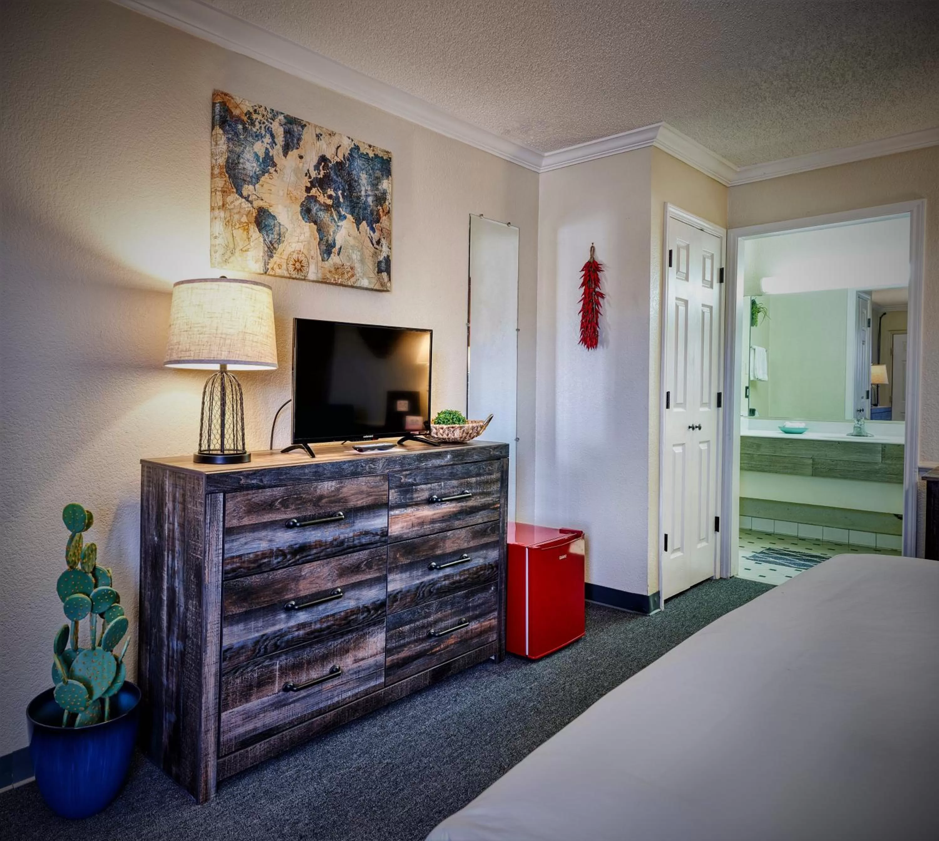 Photo of the whole room in San Mateo Inn