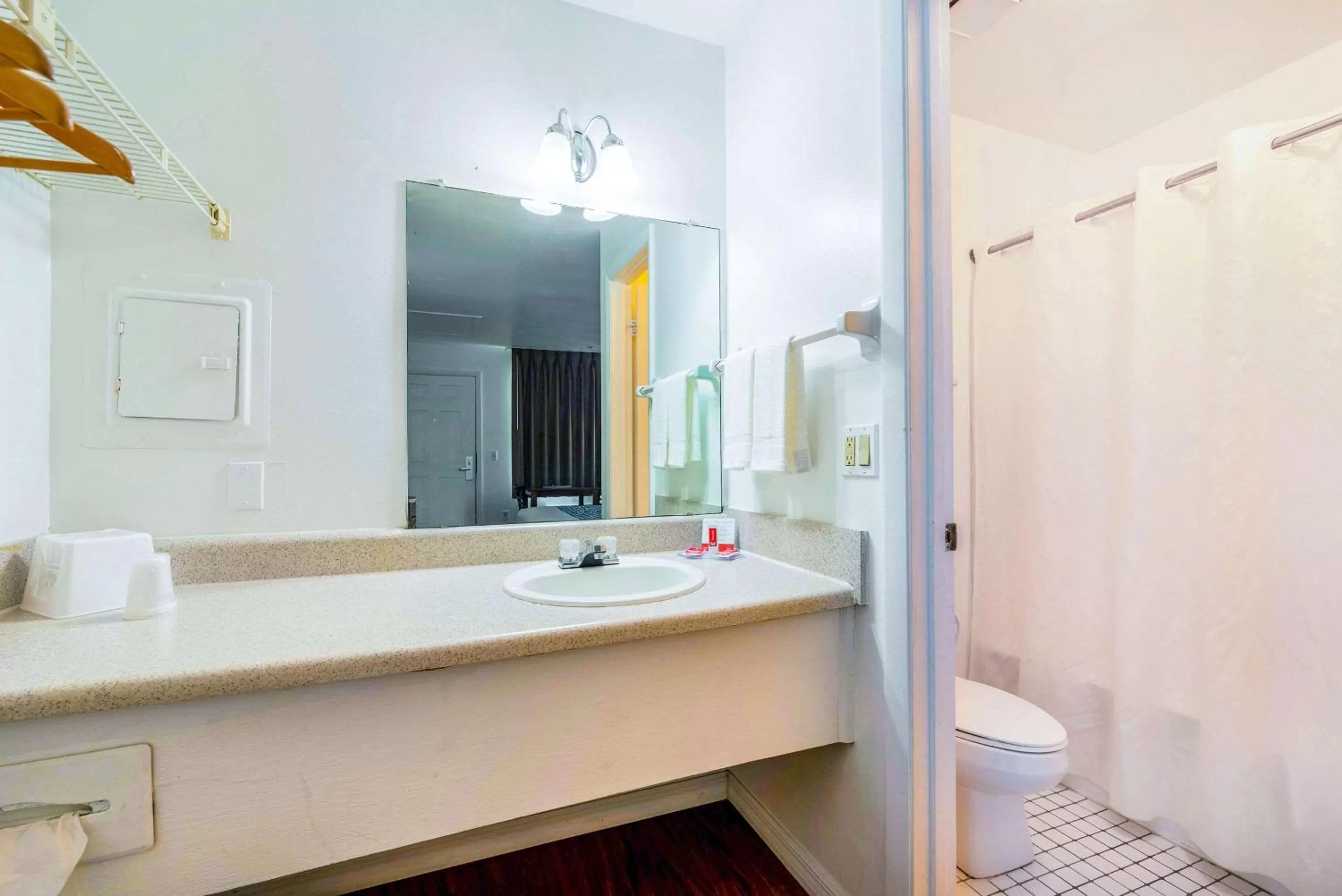 Bathroom in Econo Lodge Crystal River