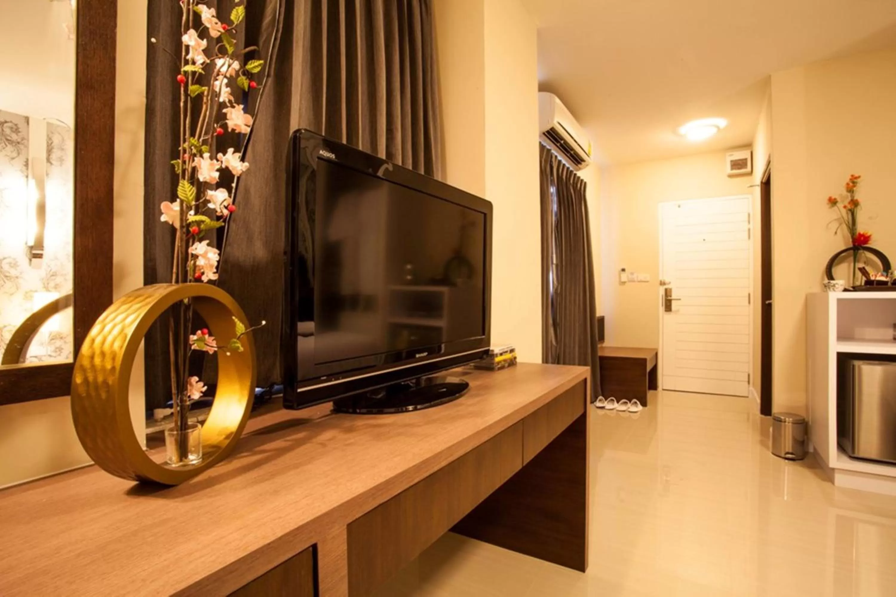 TV and multimedia in The Aim Sathorn Hotel