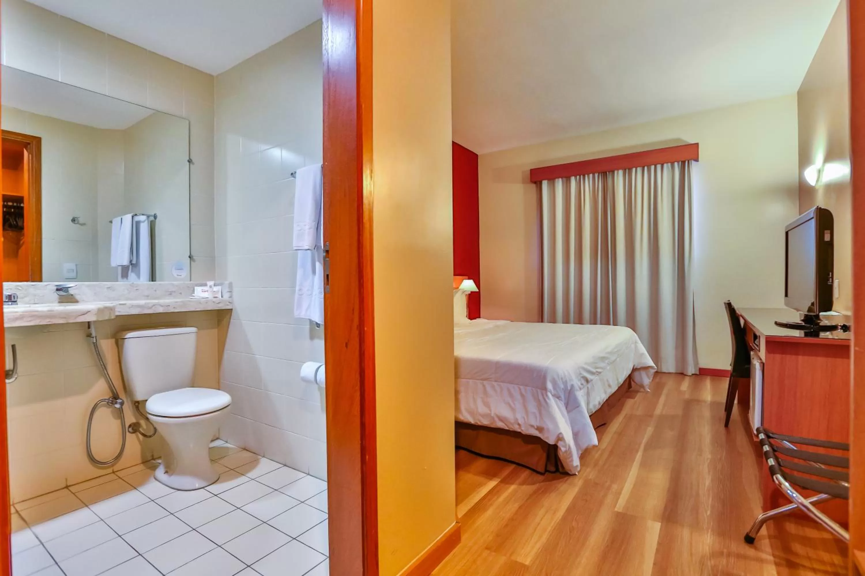 Photo of the whole room, Bed in Red Roof Inn Jundiaí