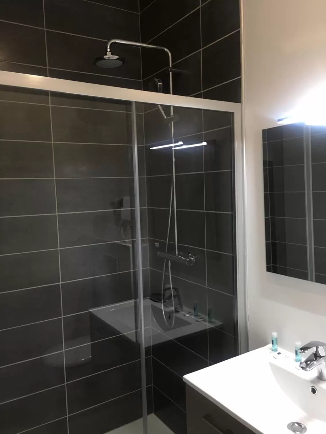 Shower in Hôtel Le Biarritz - Vichy