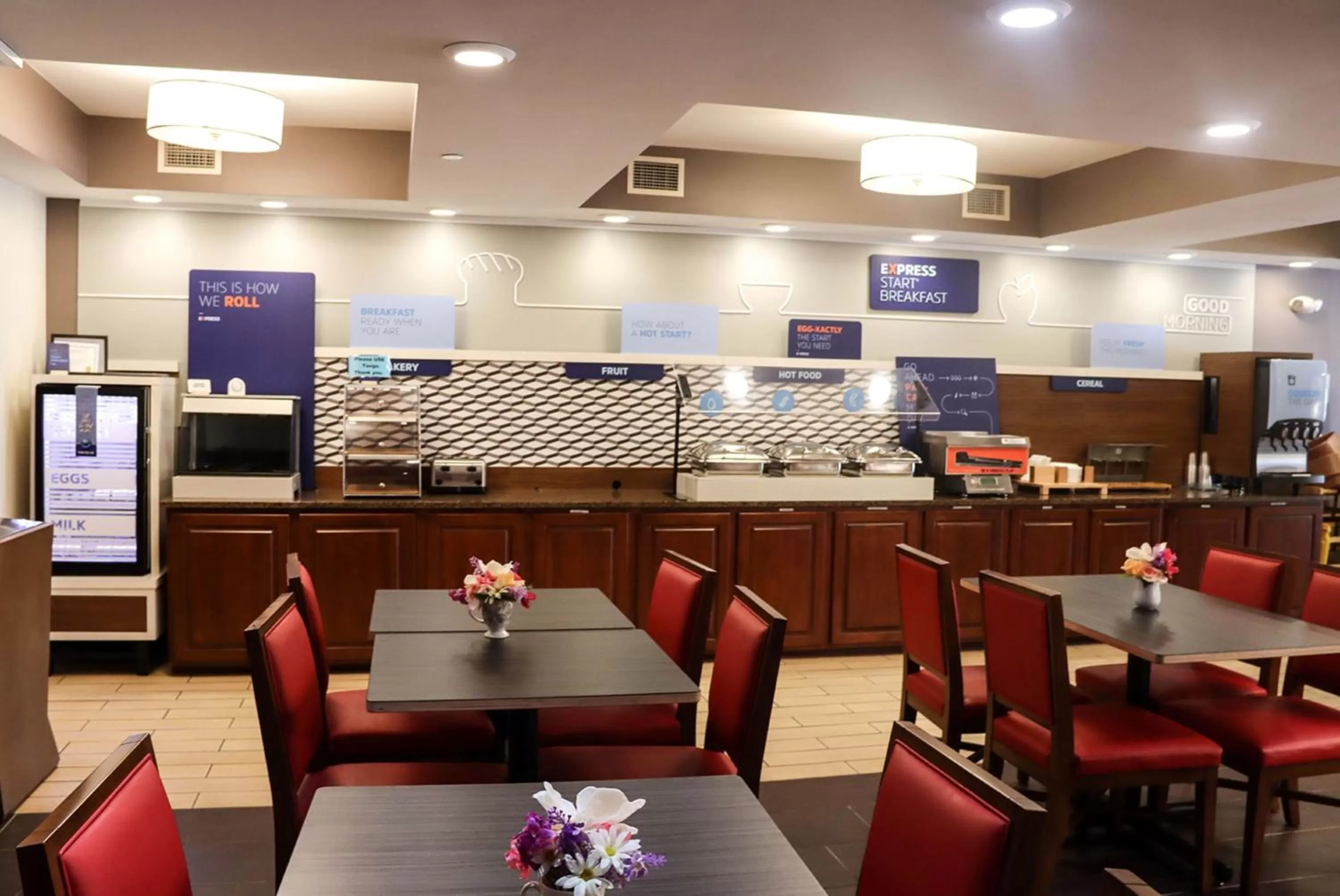 Breakfast in Holiday Inn Express Cedar Rapids - Collins Road by IHG