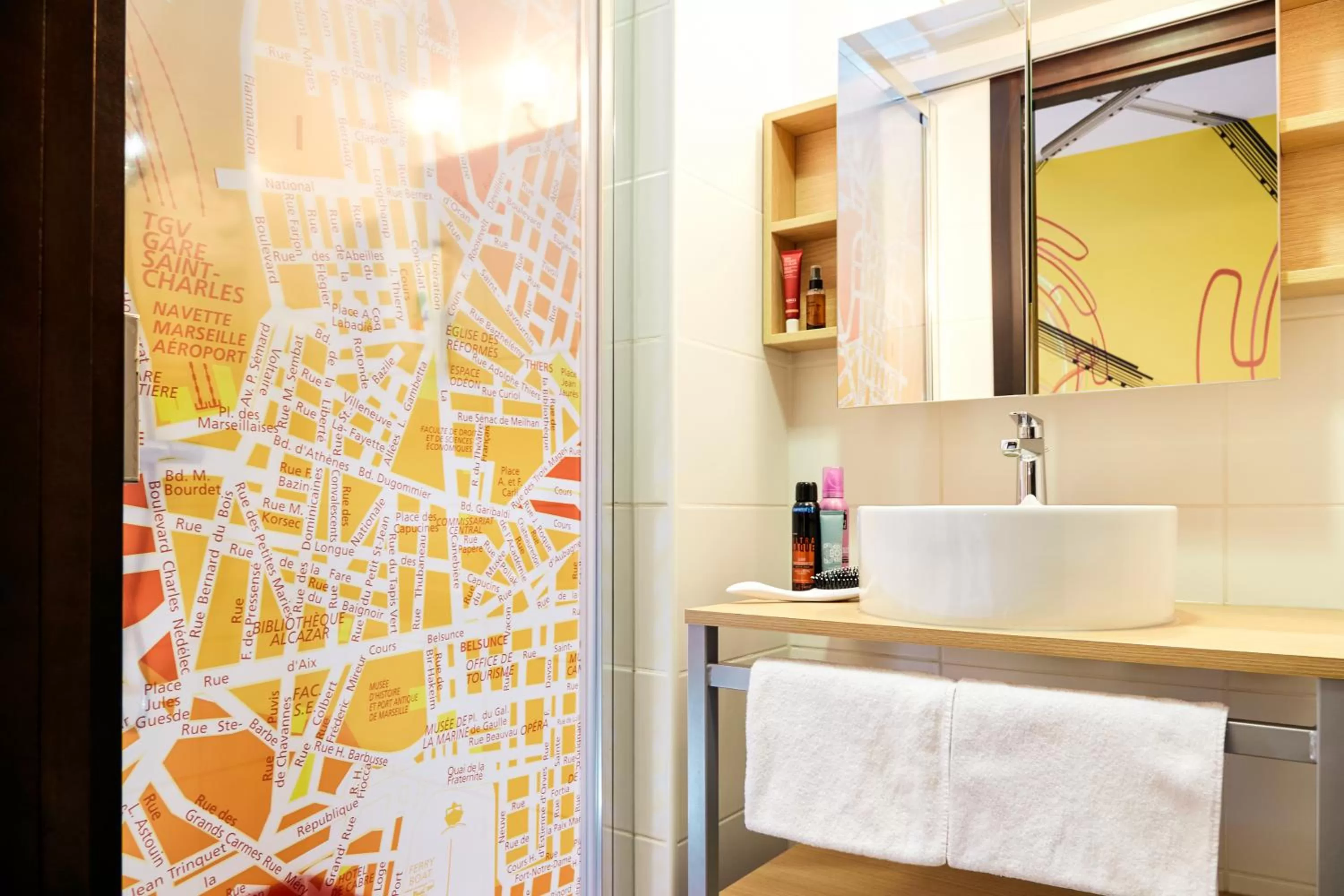 Shower in ibis Styles Marseille Gare Saint-Charles