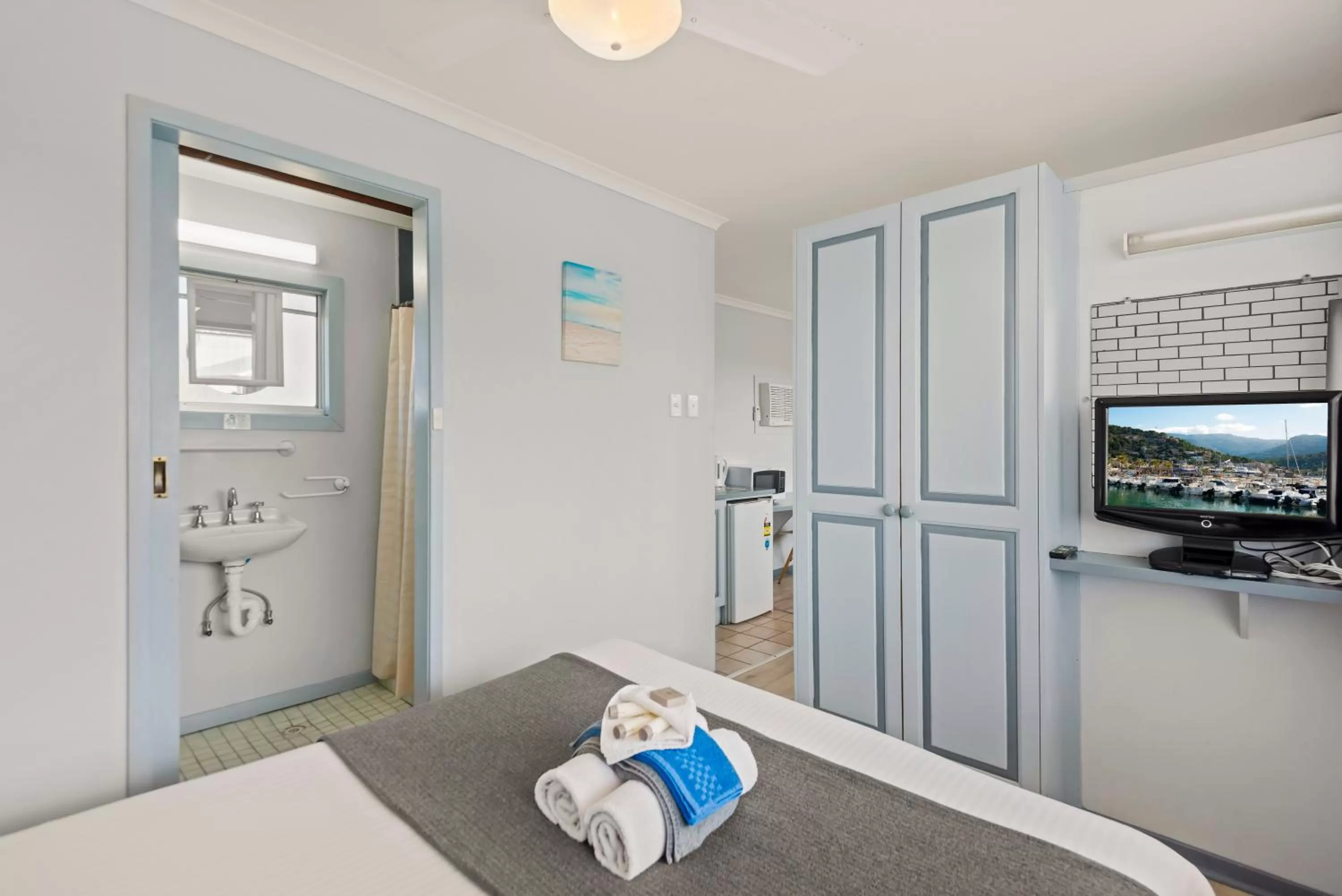 Photo of the whole room, Bed in Pacific Motor Inn