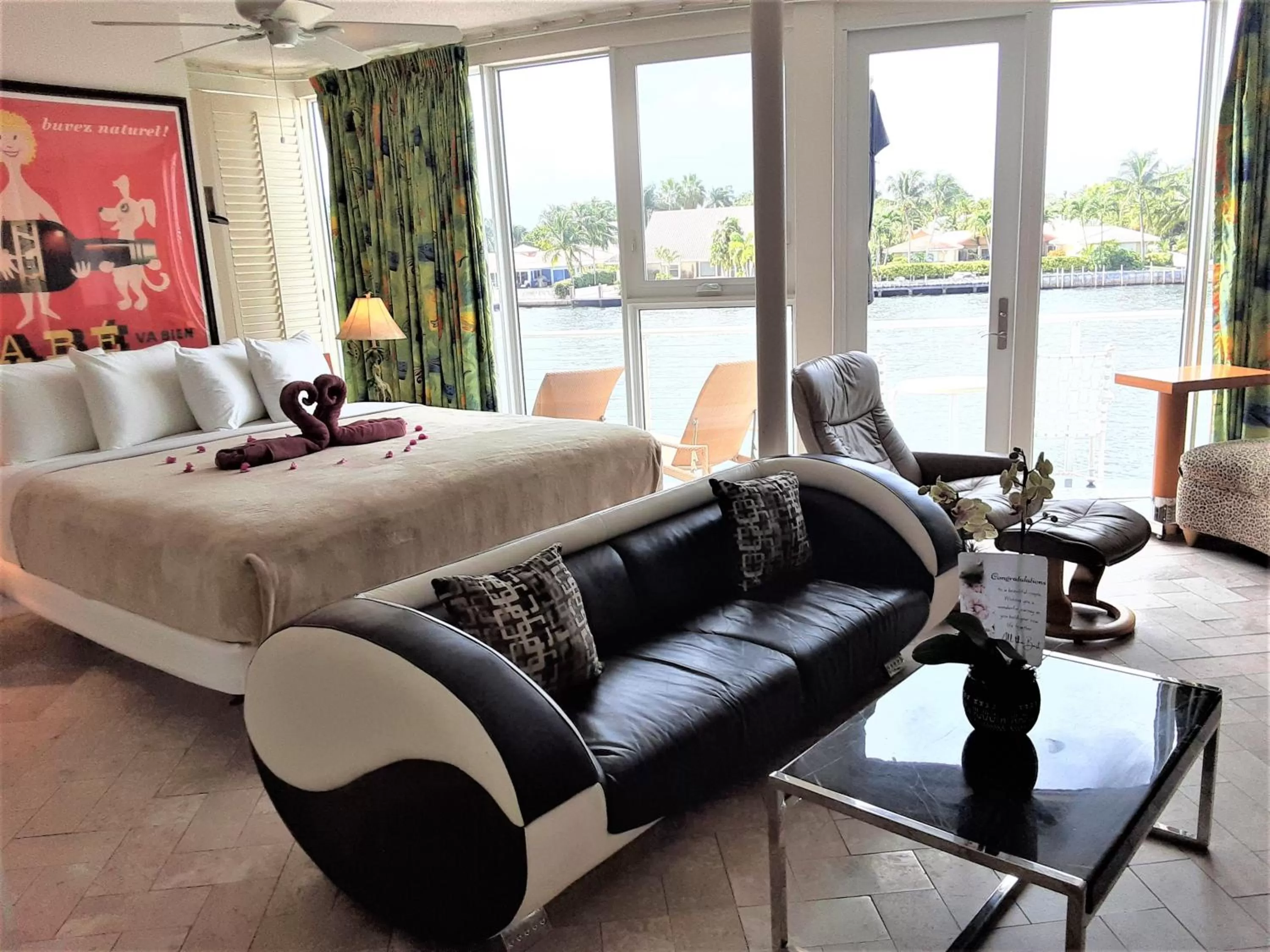 Living room in Manhattan Tower Apartment Hotel