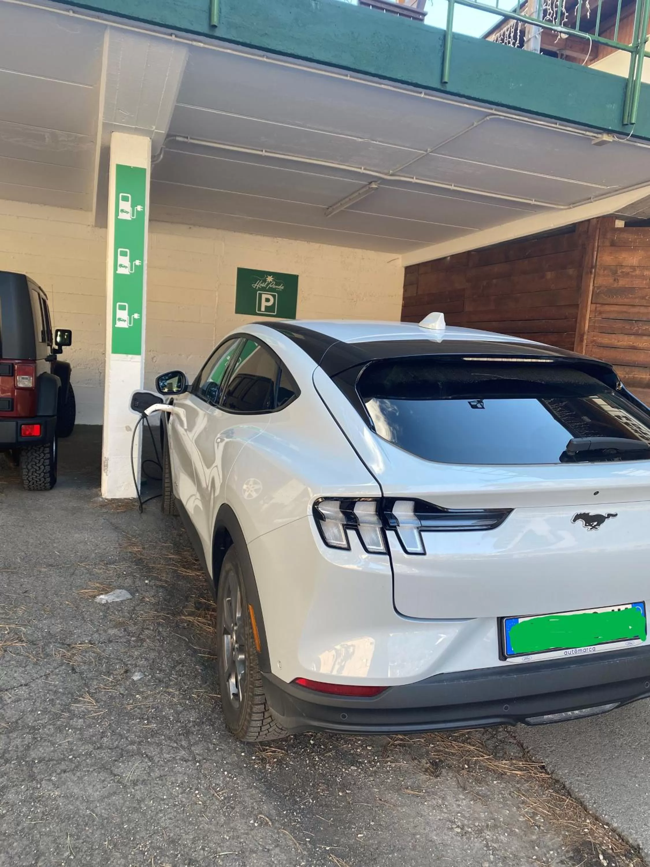 Parking in Hotel Panda Cortina- ricarica auto elettriche