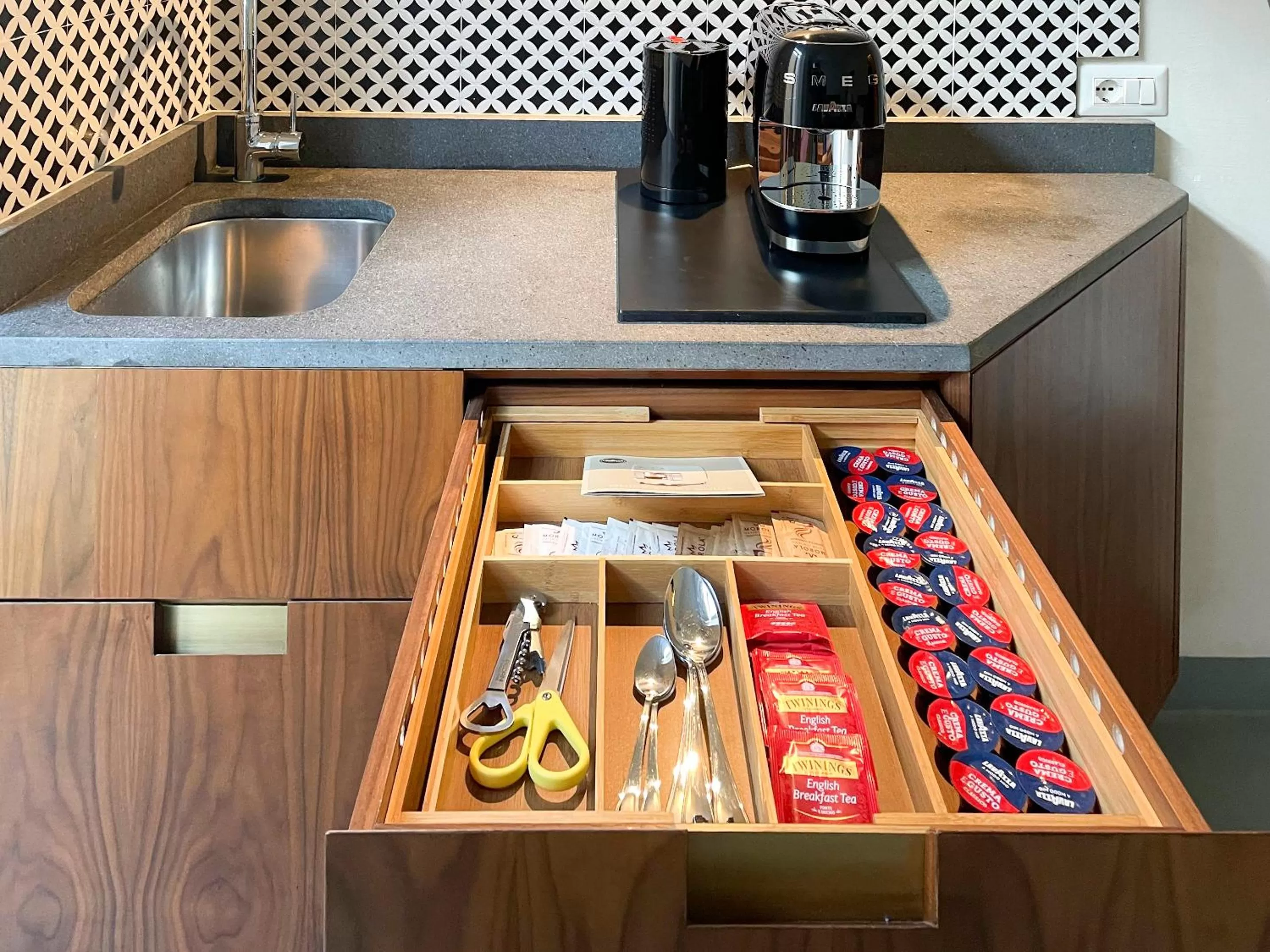 Coffee/tea facilities in 21 Armeno