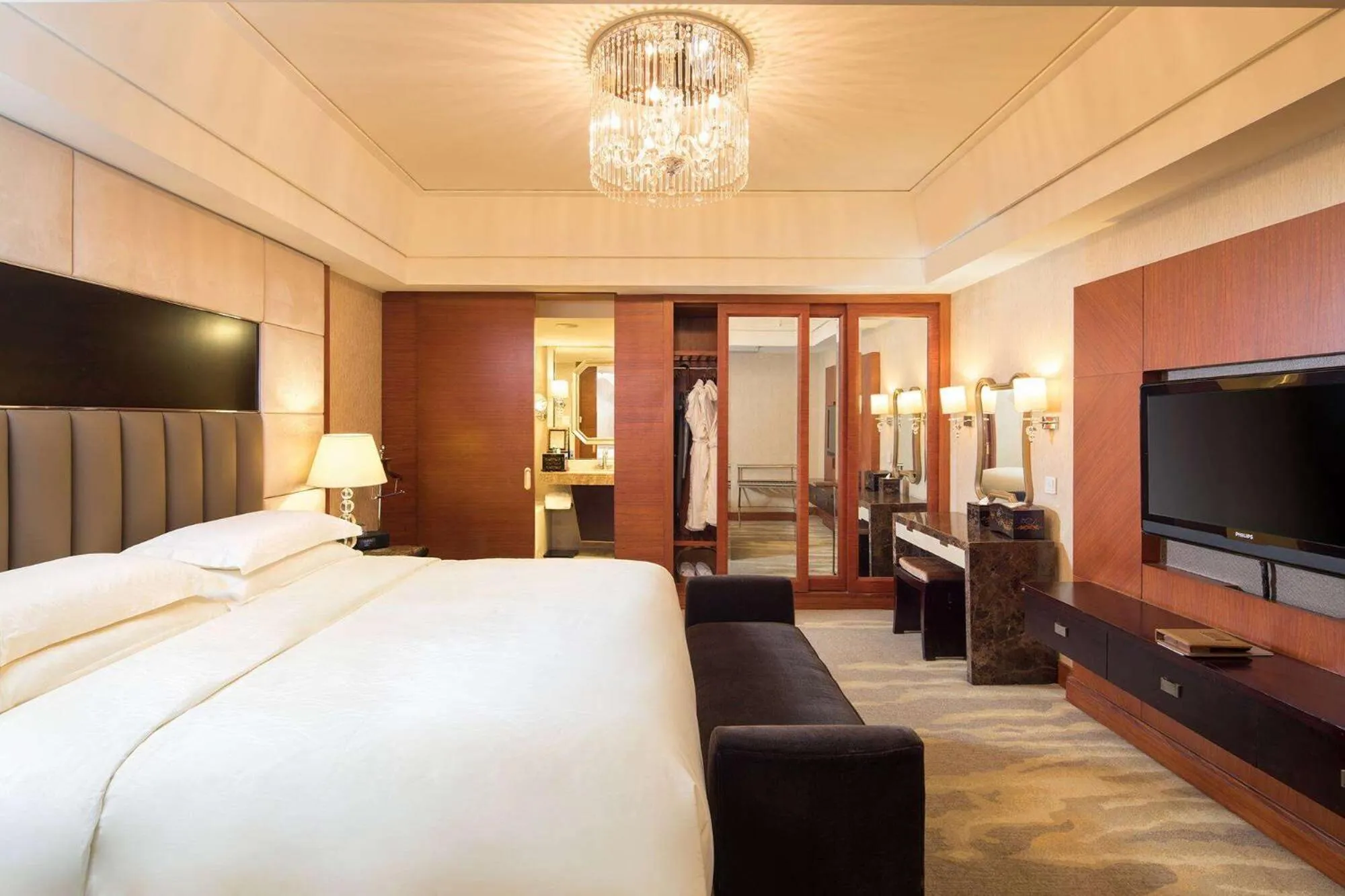 Photo of the whole room, Bed in Wyndham Grand Plaza Royale Hangzhou