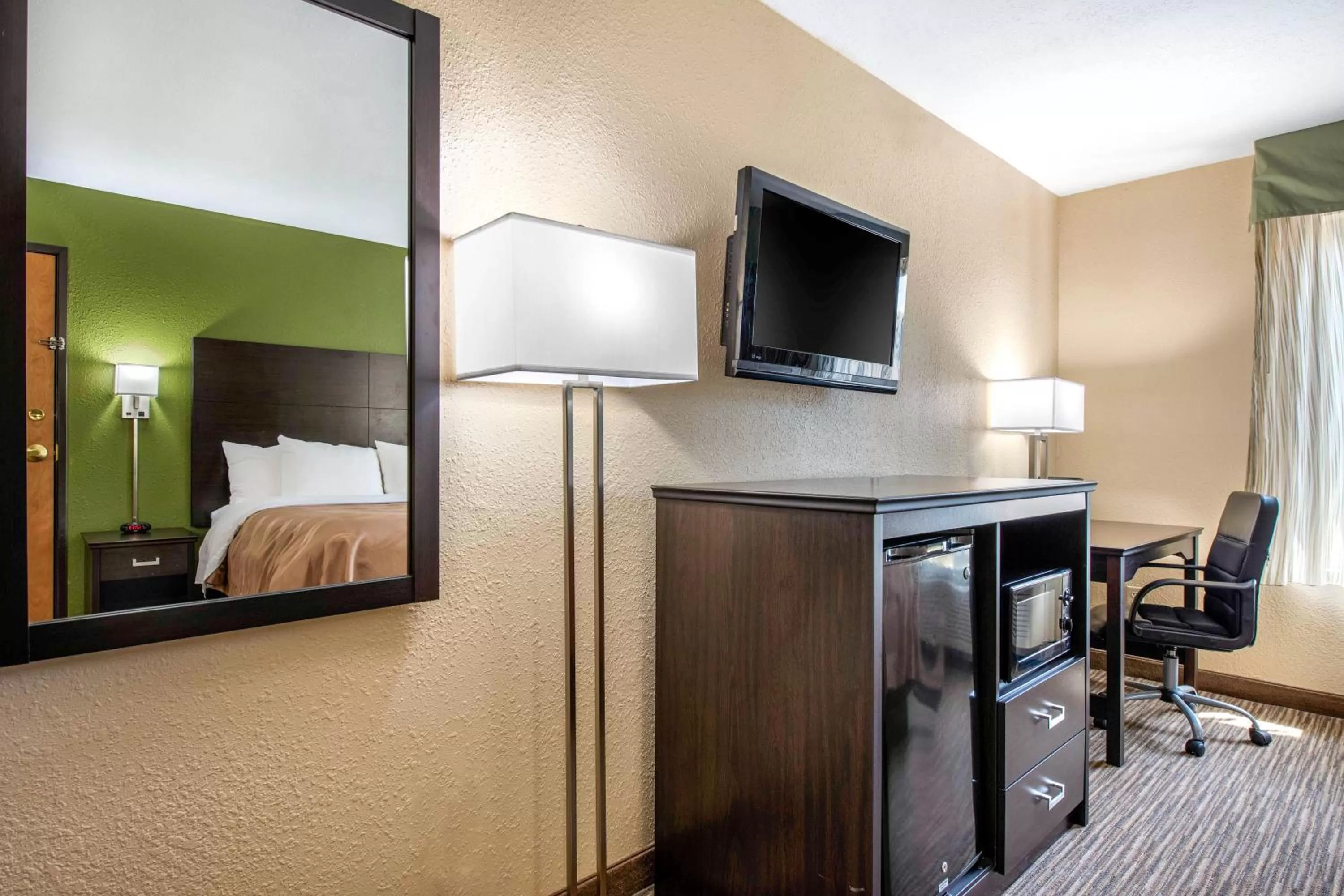 TV and multimedia, Bed in Quality Inn & Suites Brandenburg - Fort Knox