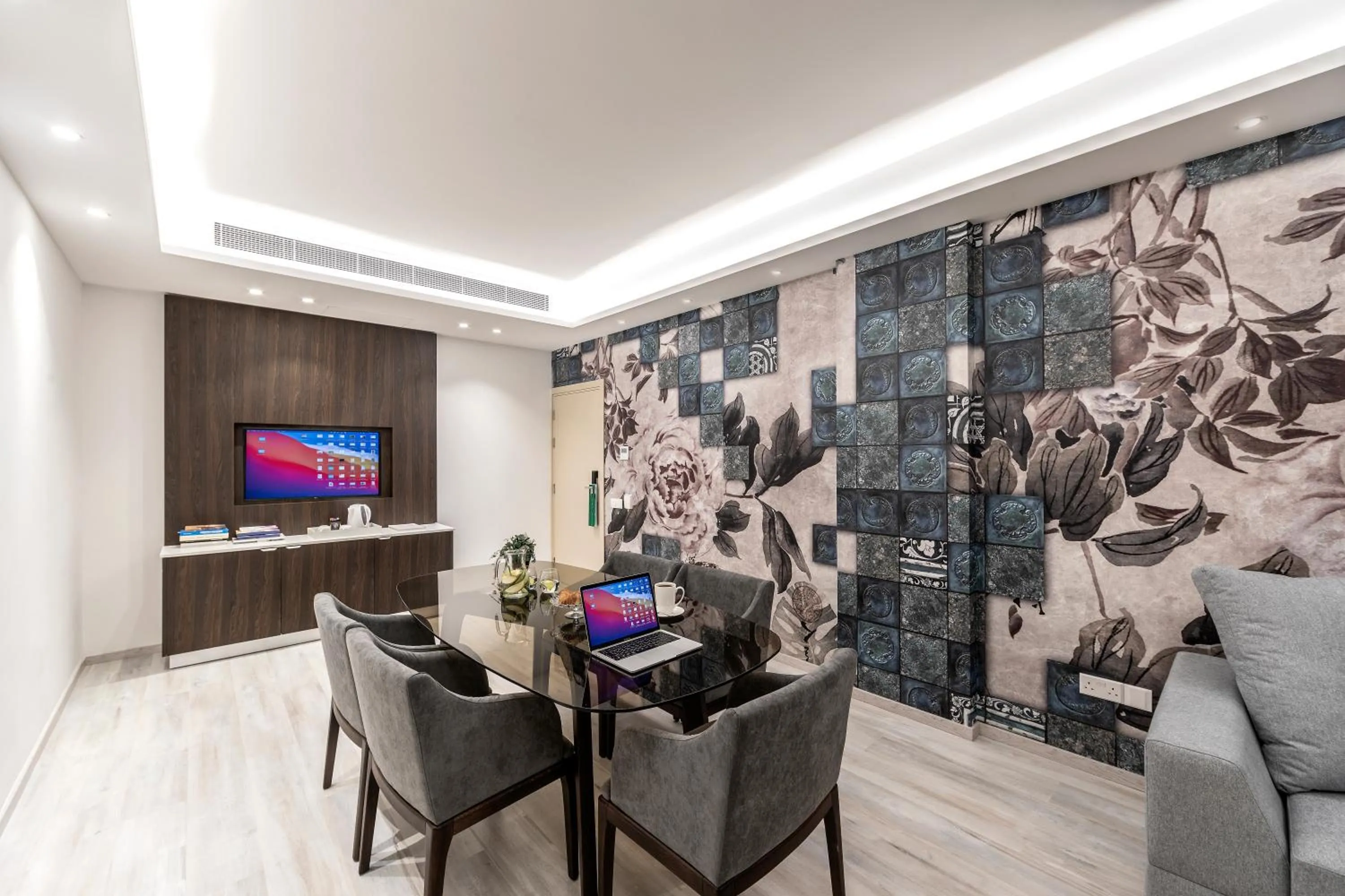 TV and multimedia in Almond Business Hotel