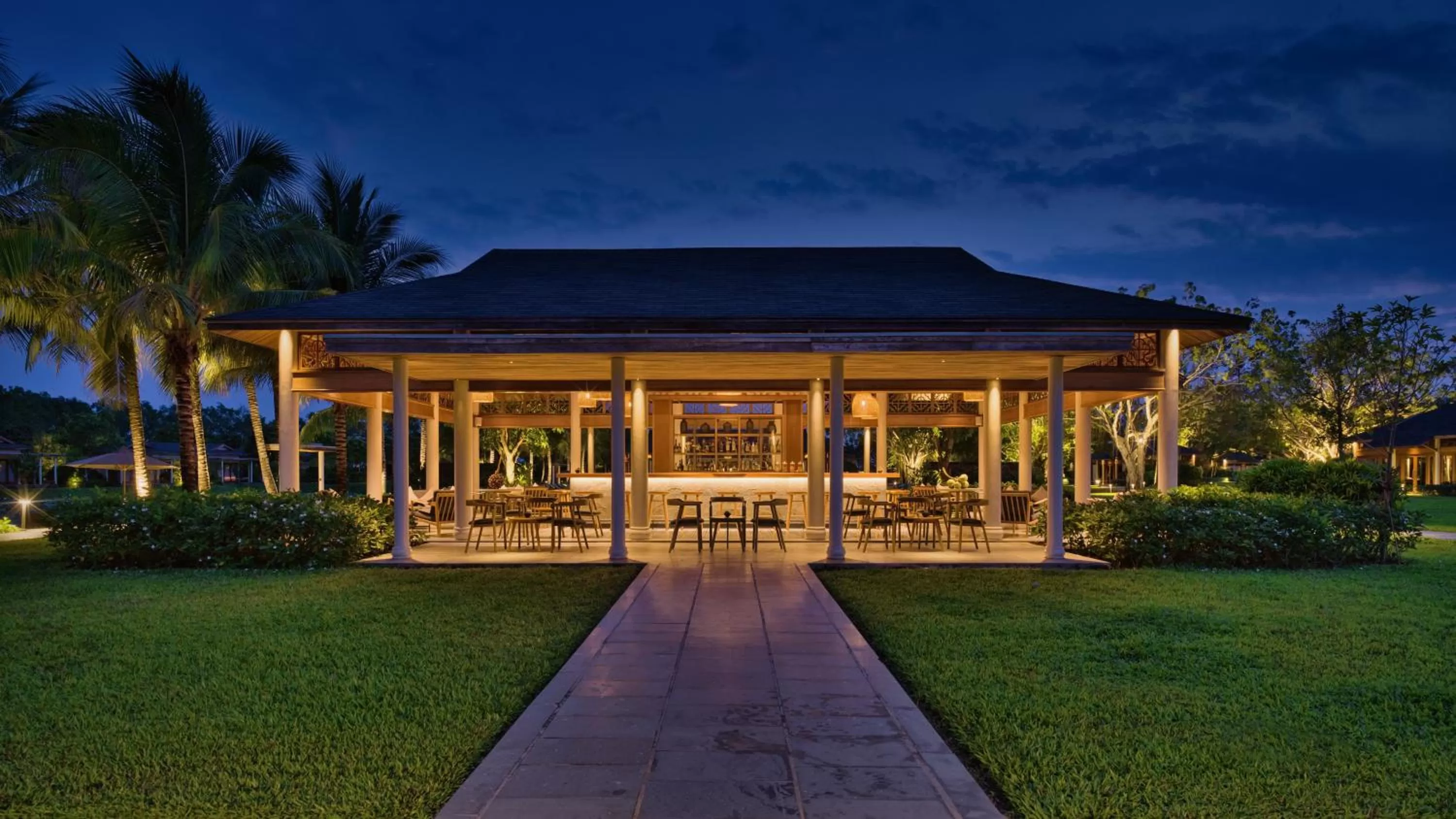 Lounge or bar in Azerai Can Tho