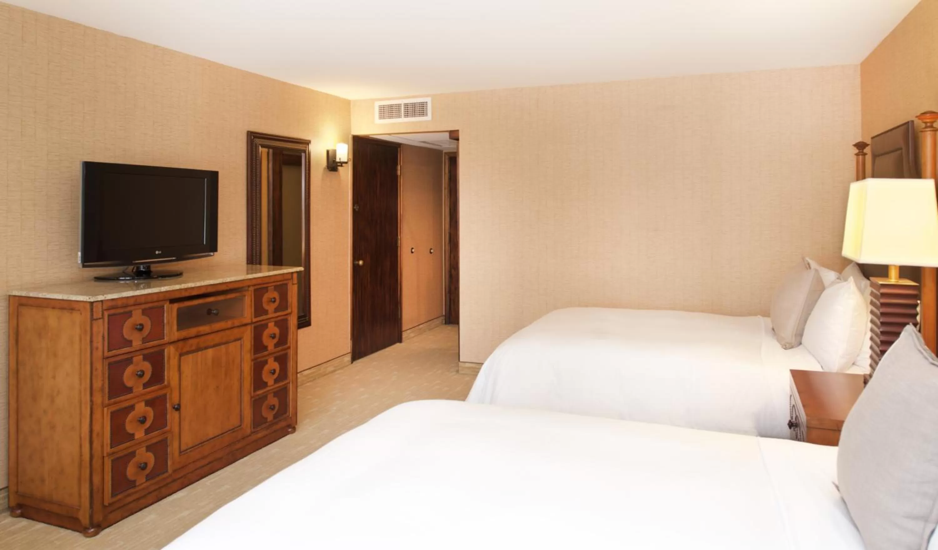 Bedroom, Bed in Lake Arrowhead Resort & Spa