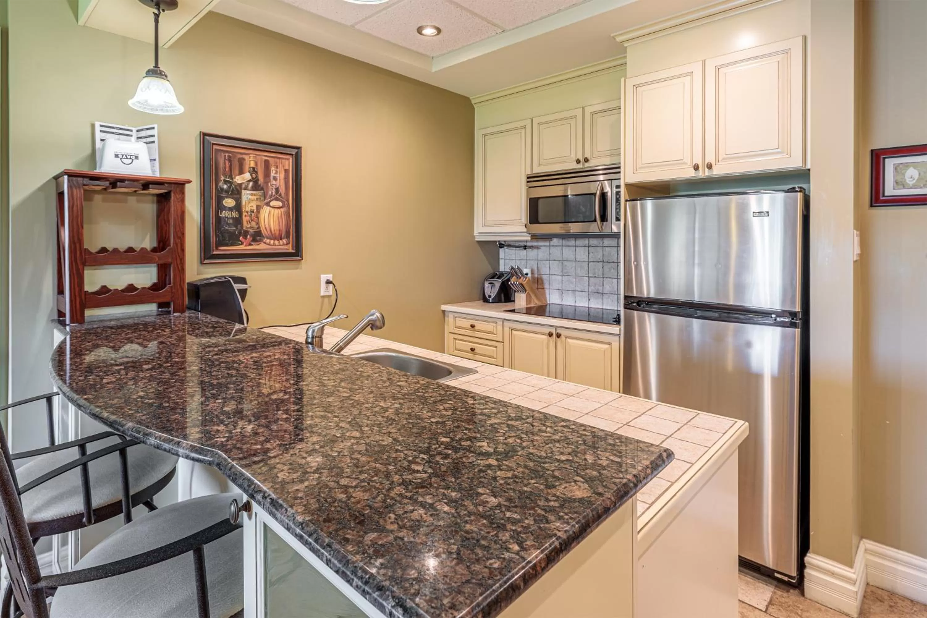 Kitchen or kitchenette in Days Inn by Wyndham Berthierville