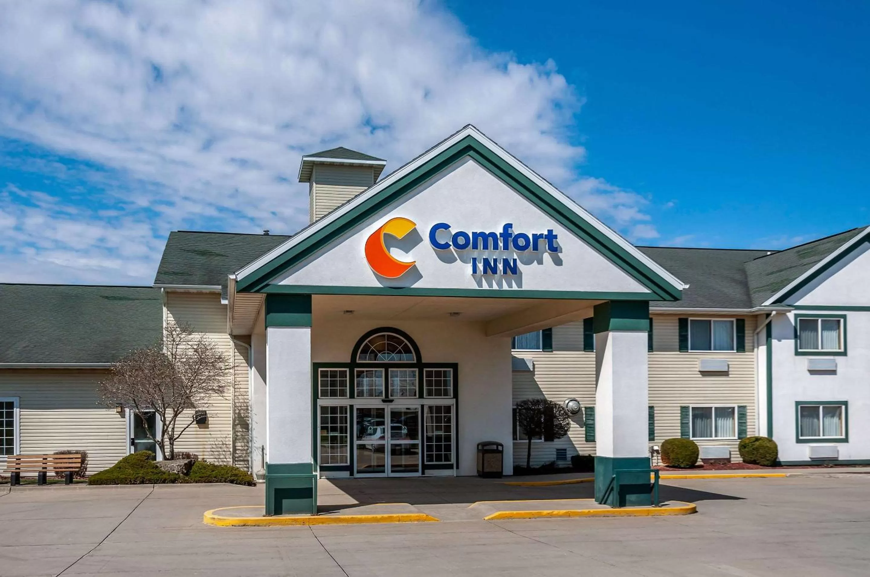 Property building in Comfort Inn Dyersville Near the Field of Dreams
